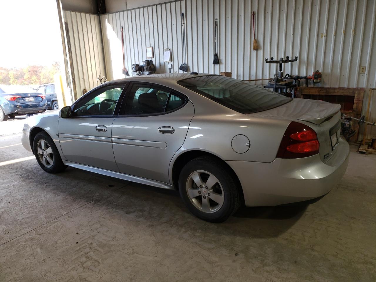 Photo 1 VIN: 2G2WP552781180188 - PONTIAC GRAND PRIX 