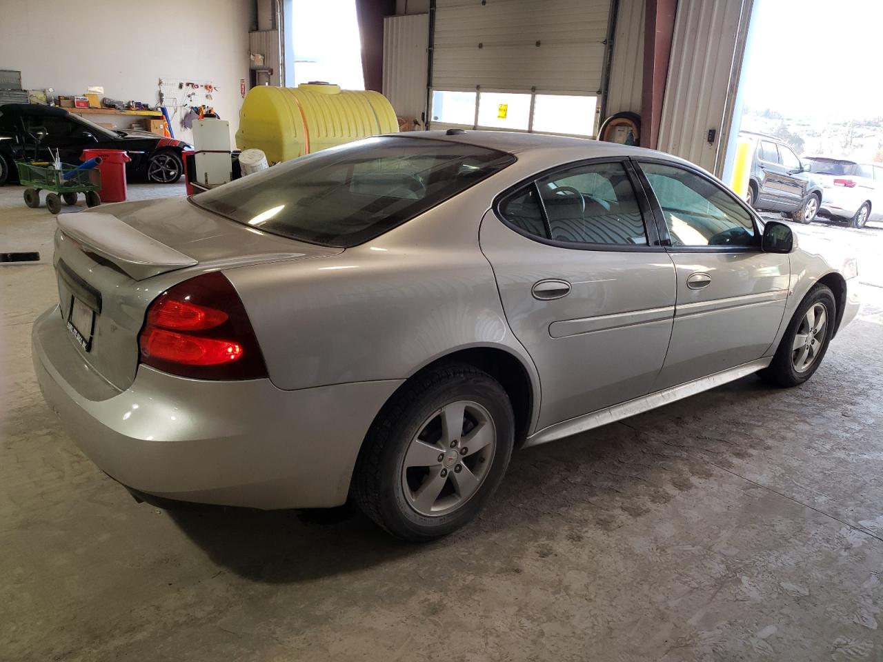 Photo 2 VIN: 2G2WP552781180188 - PONTIAC GRAND PRIX 