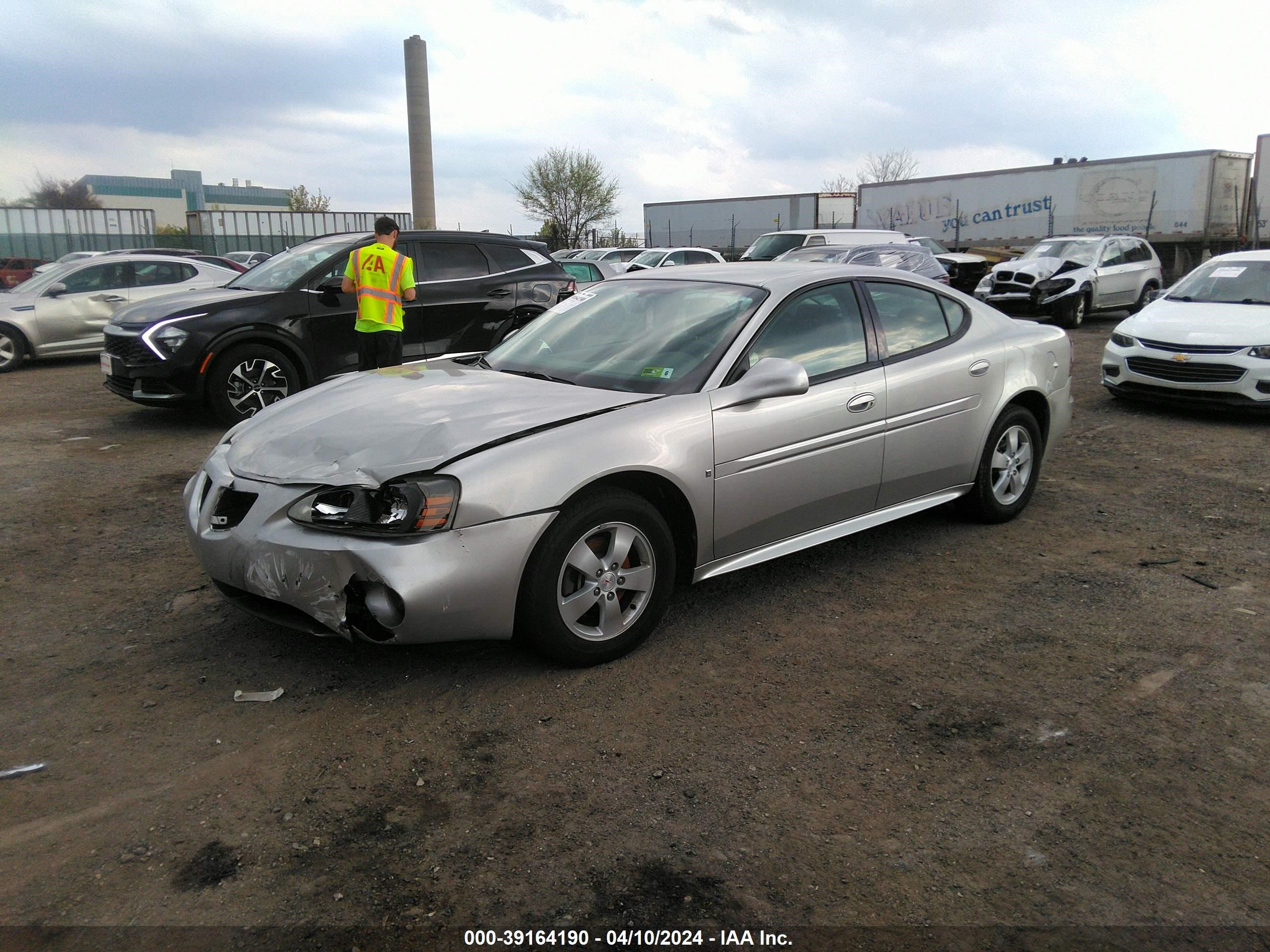 Photo 2 VIN: 2G2WP552781180188 - PONTIAC GRAND PRIX 