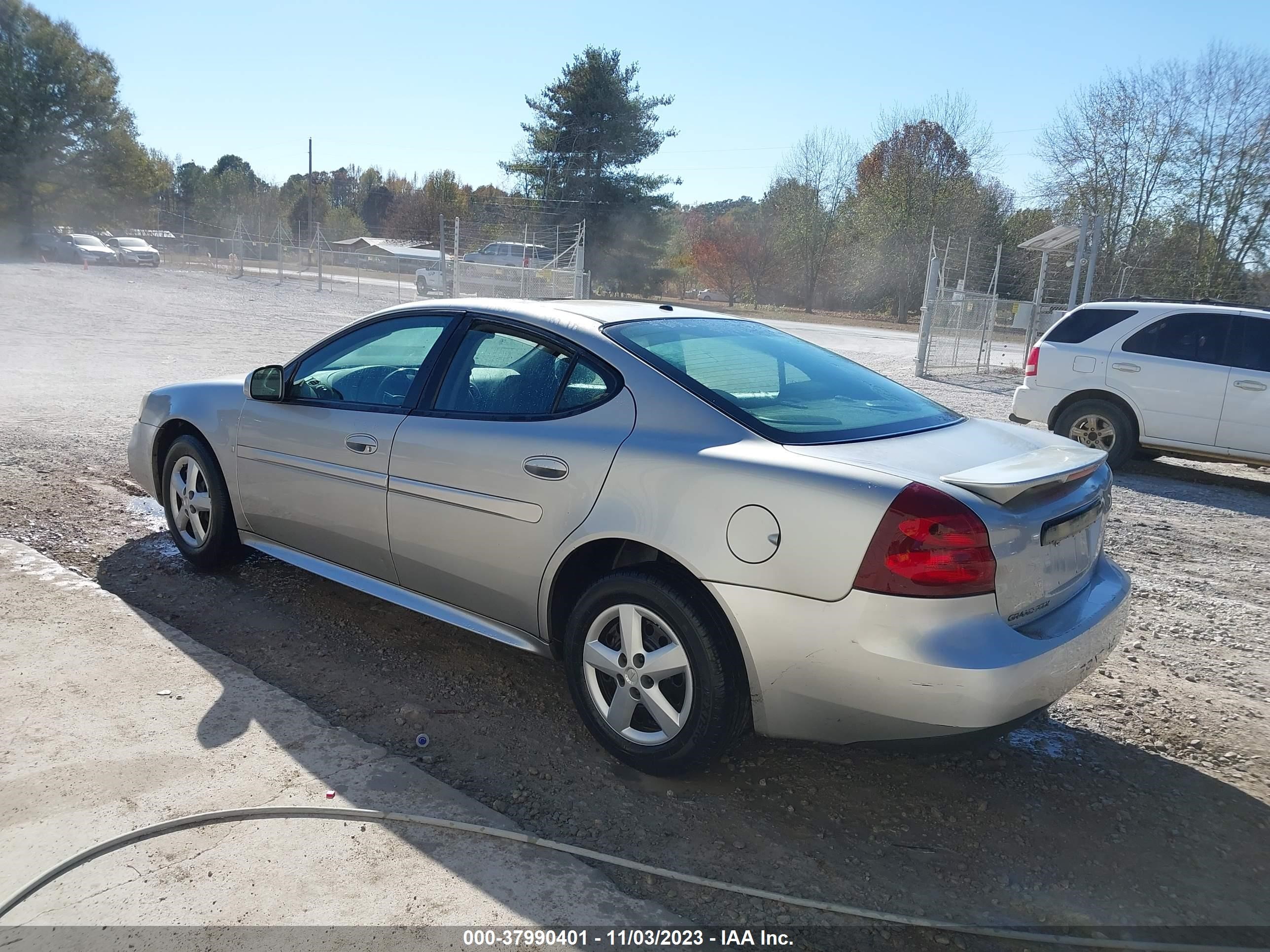 Photo 2 VIN: 2G2WP552871237335 - PONTIAC GRAND PRIX 