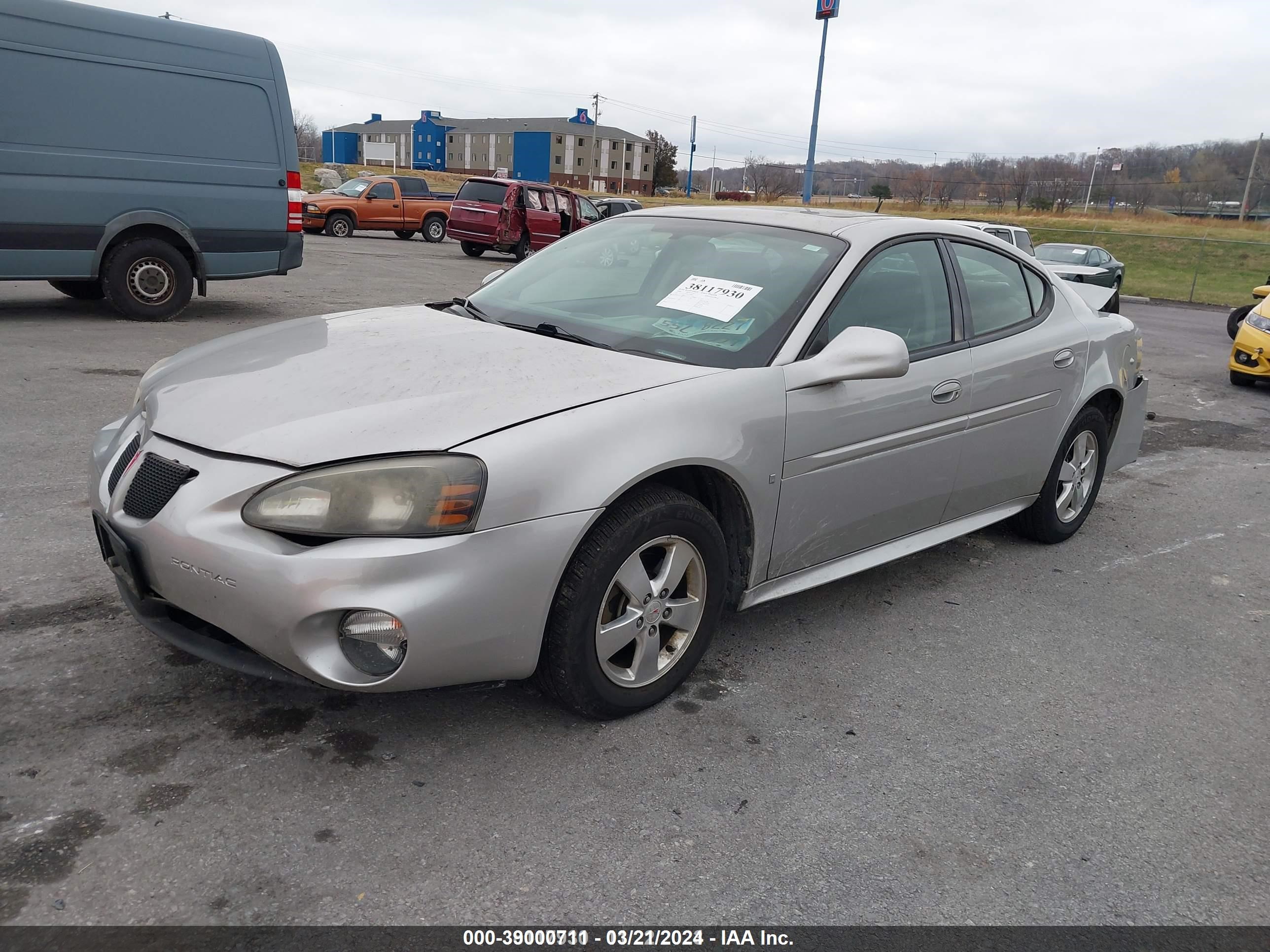 Photo 2 VIN: 2G2WP582881192409 - PONTIAC GRAND PRIX 