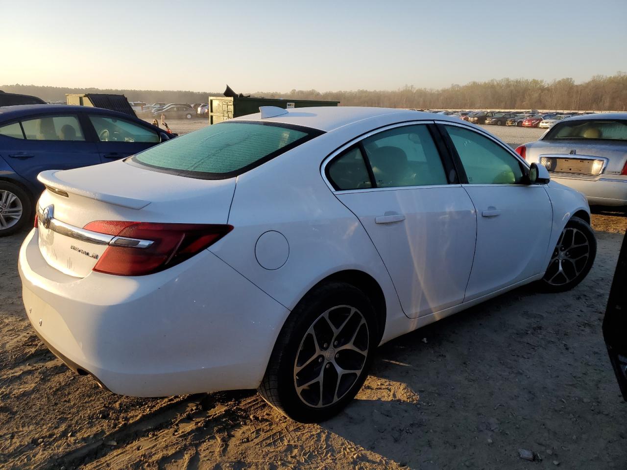 Photo 2 VIN: 2G4GL5EX5H9104005 - BUICK REGAL 