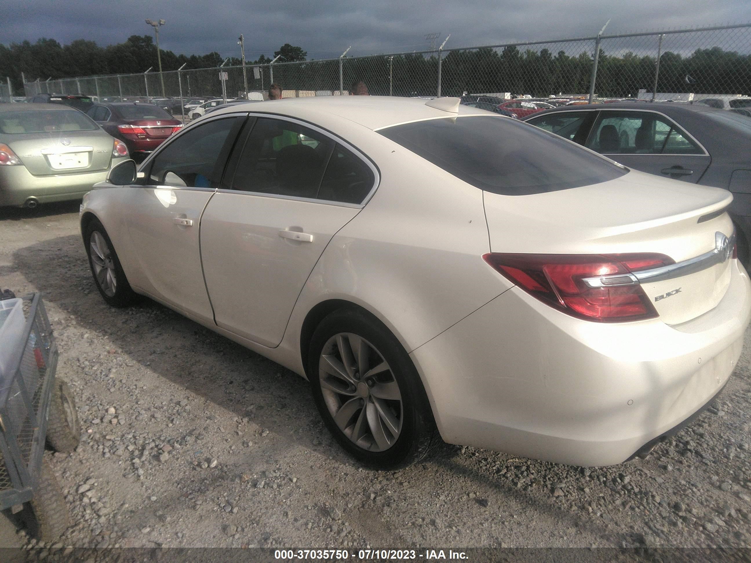 Photo 2 VIN: 2G4GN5EX2F9297575 - BUICK REGAL 