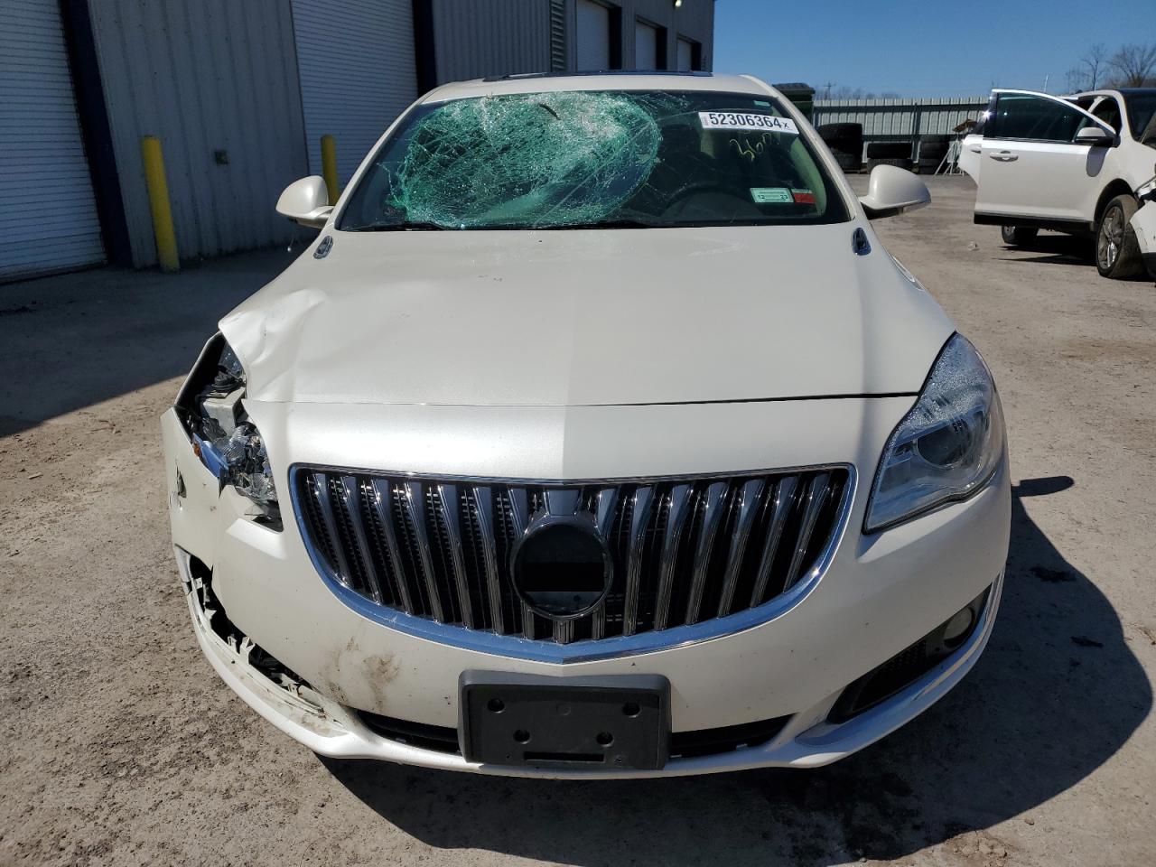 Photo 4 VIN: 2G4GP5EX7F9186630 - BUICK REGAL 