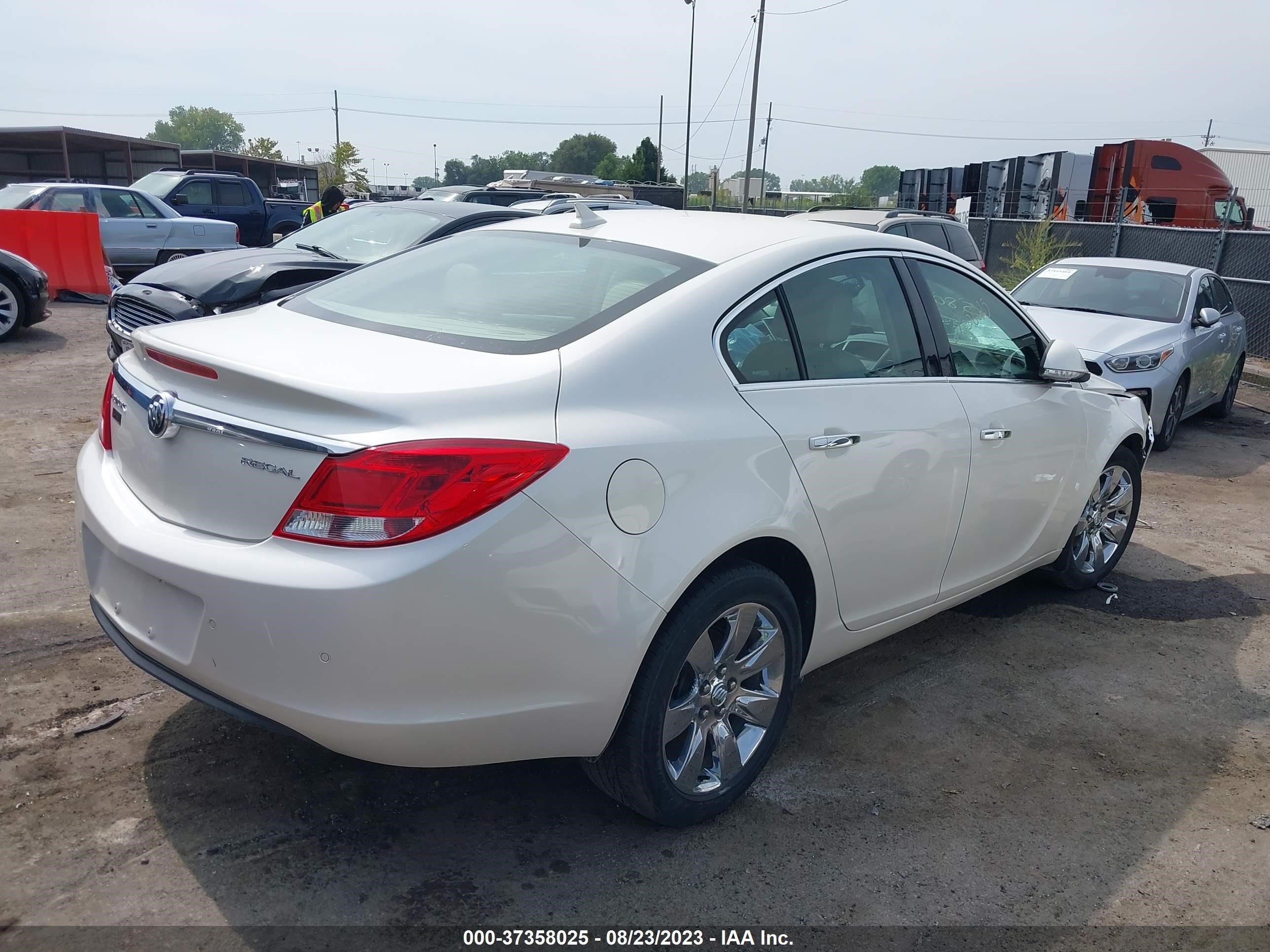 Photo 3 VIN: 2G4GS5EK6C9109861 - BUICK REGAL 