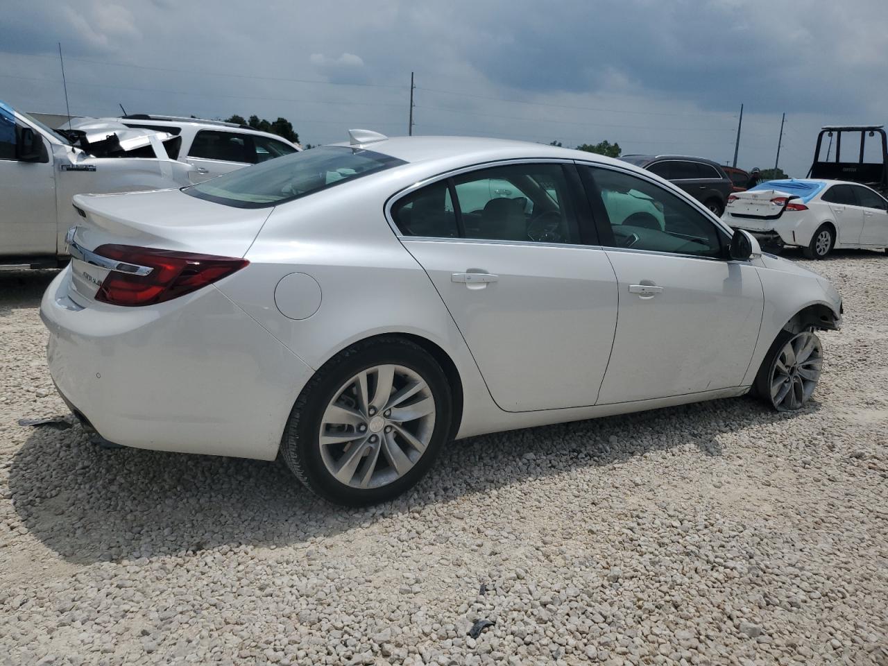 Photo 2 VIN: 2G4GS5GX8G9147199 - BUICK REGAL 