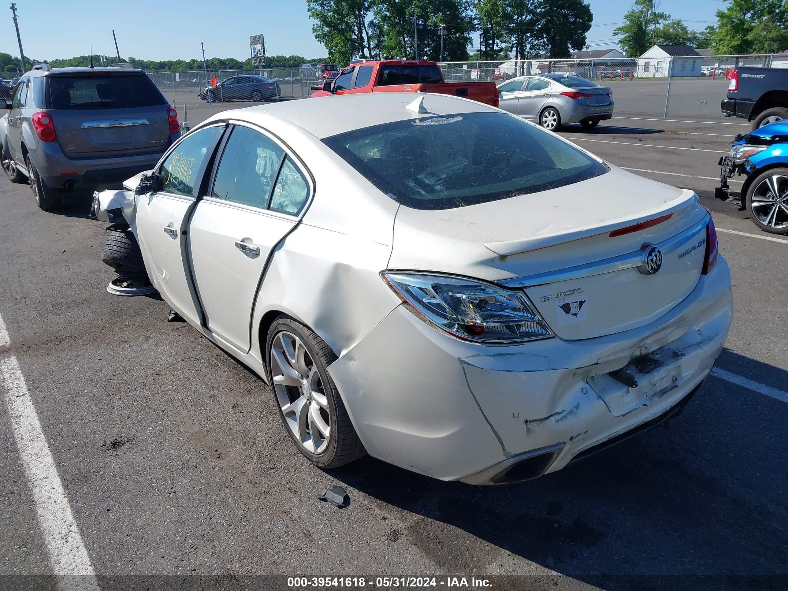 Photo 2 VIN: 2G4GV5GV2D9203042 - BUICK REGAL 