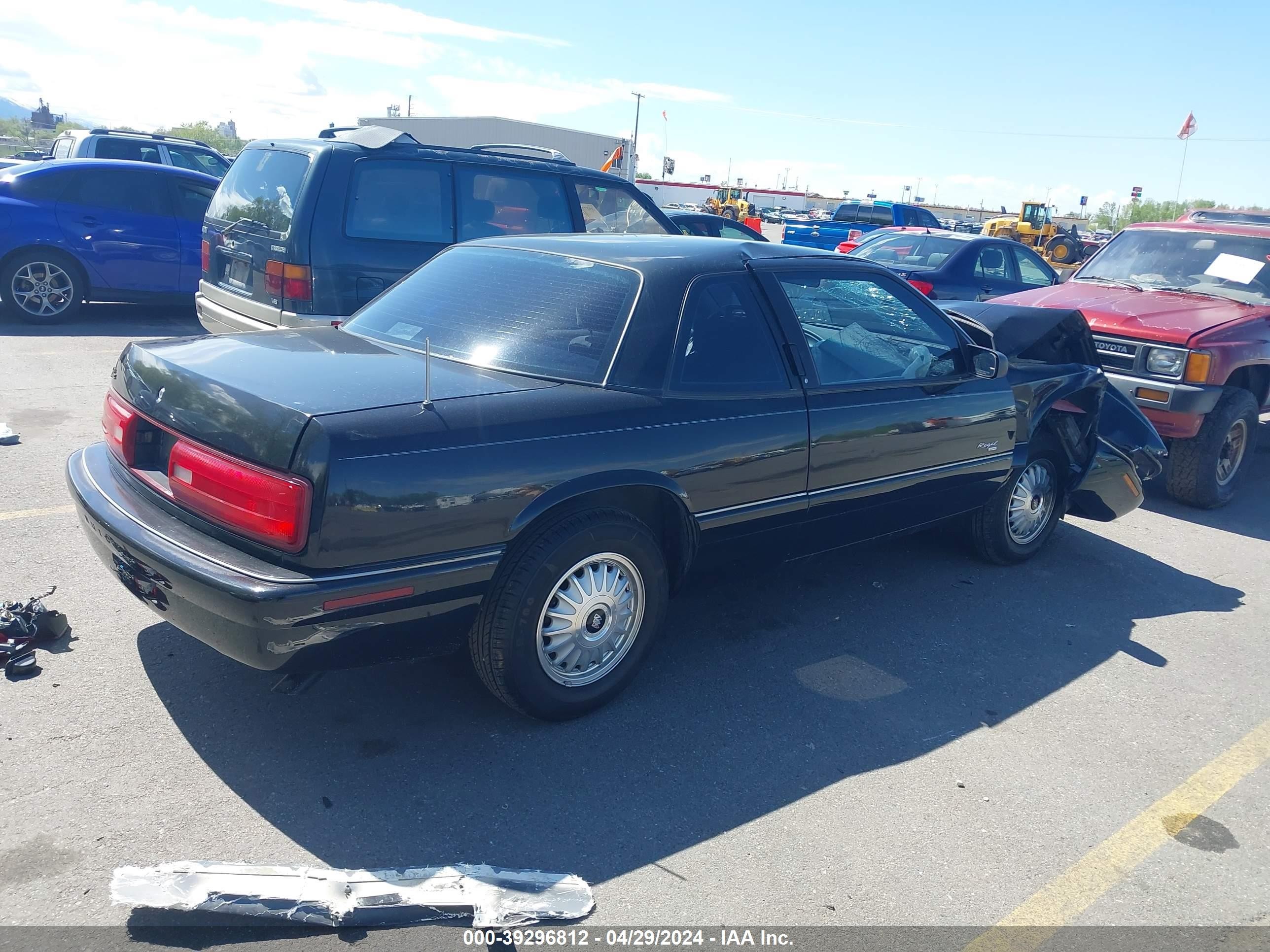 Photo 3 VIN: 2G4WB12L2S1423053 - BUICK REGAL 