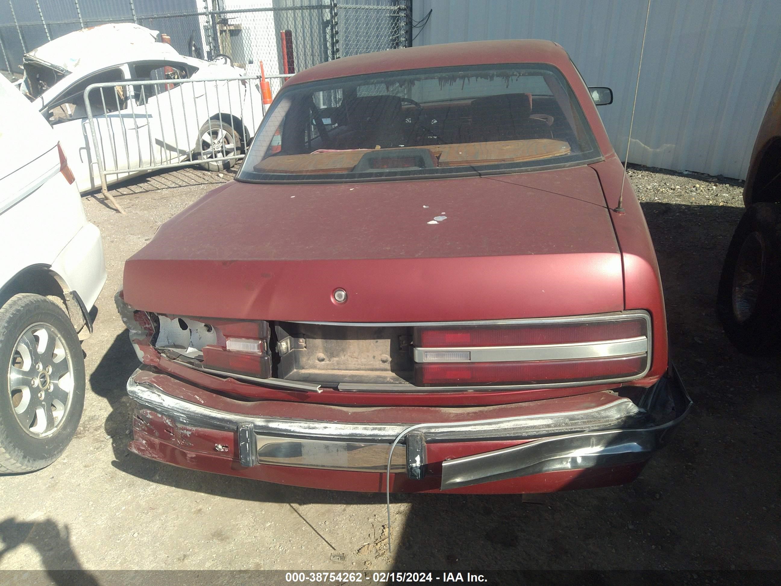 Photo 15 VIN: 2G4WB24L8N1402130 - BUICK REGAL 