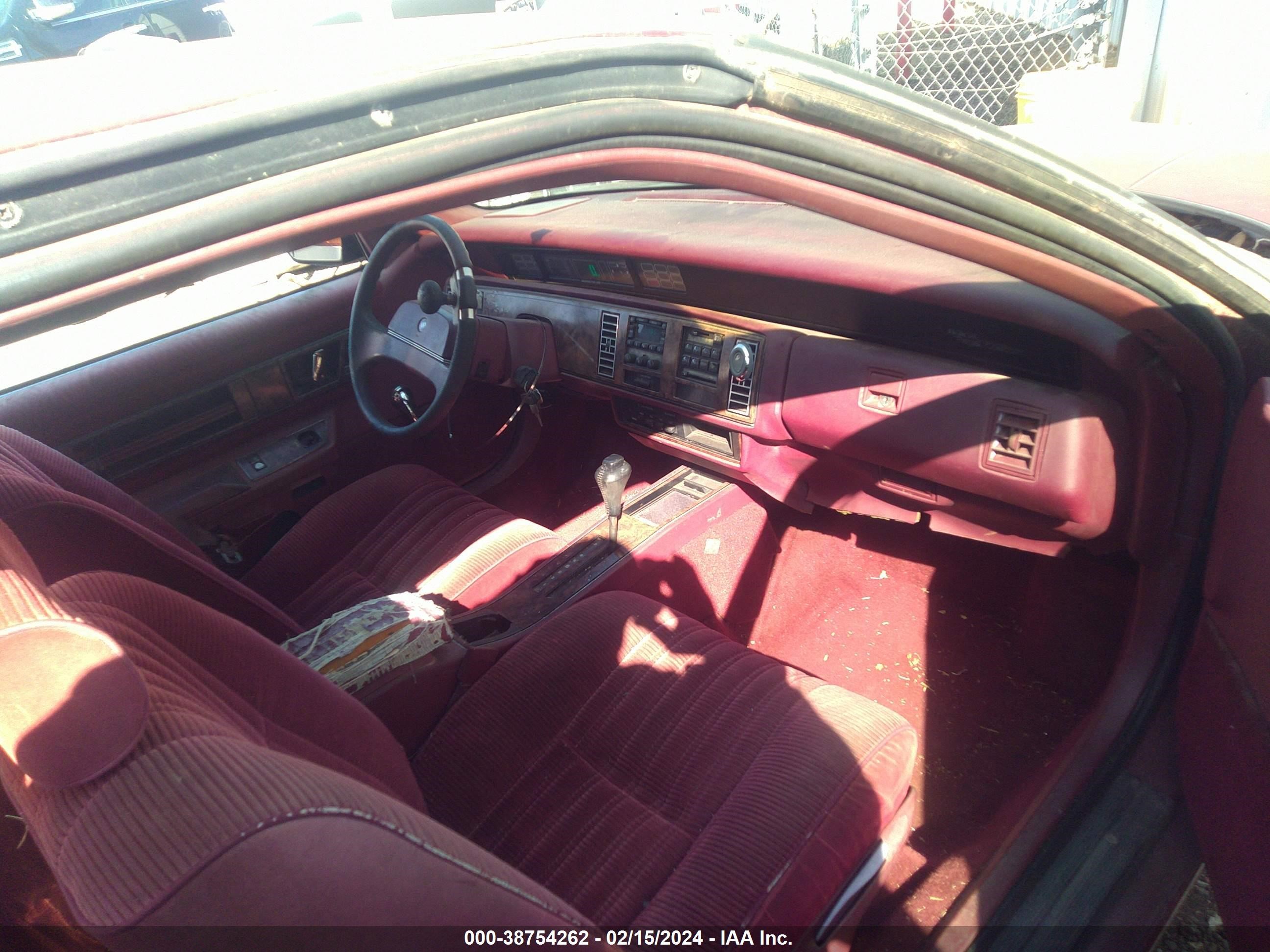 Photo 4 VIN: 2G4WB24L8N1402130 - BUICK REGAL 