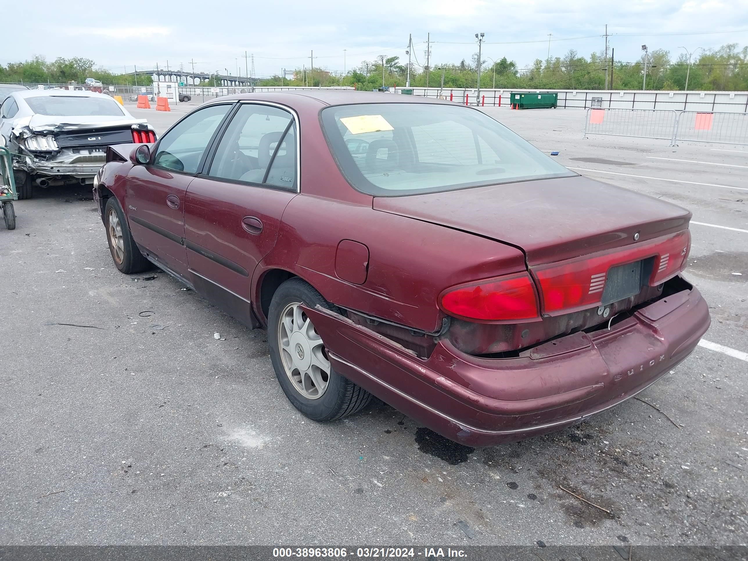 Photo 2 VIN: 2G4WB52K0X1543892 - BUICK REGAL 