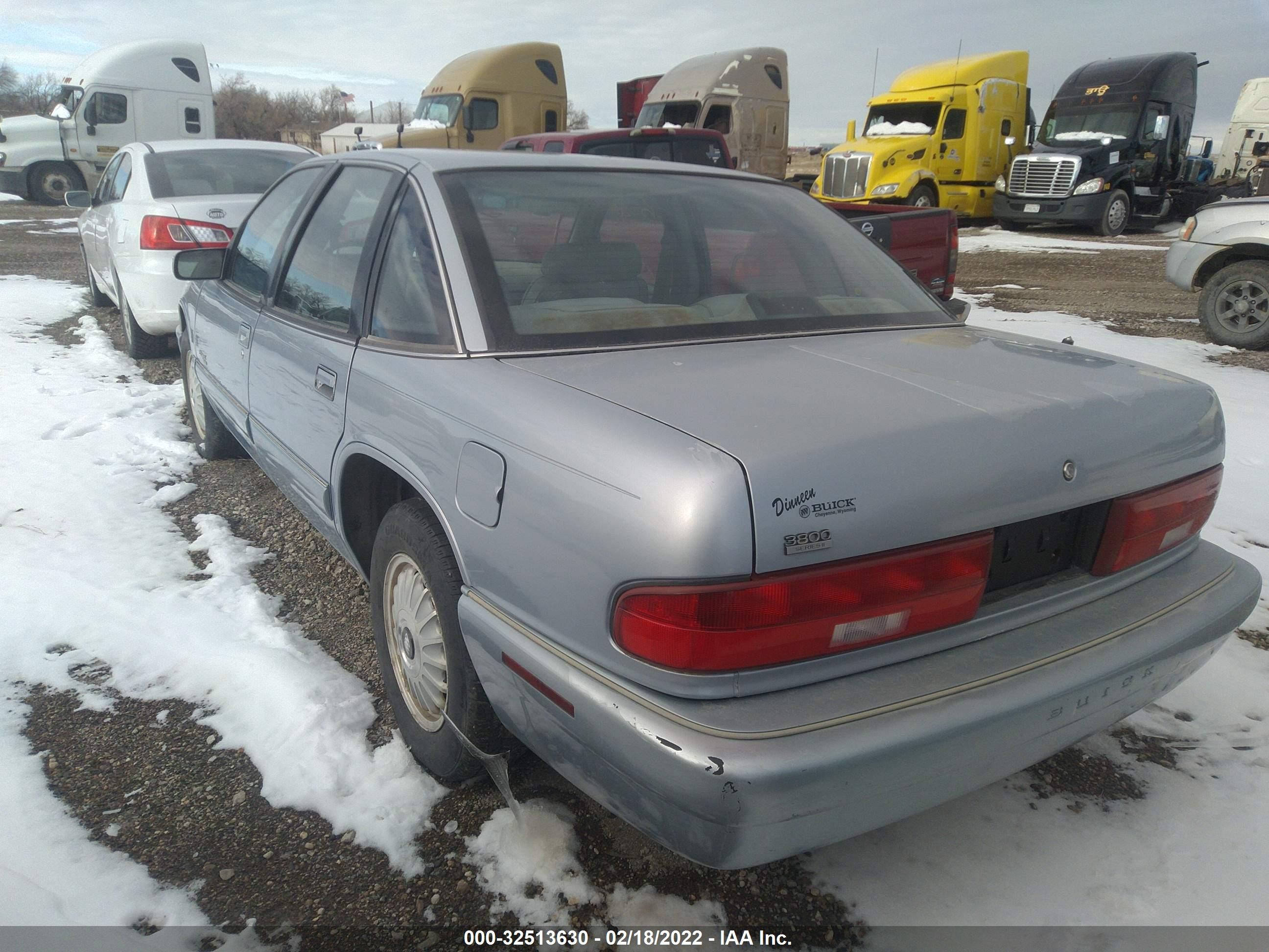 Photo 2 VIN: 2G4WB52K1T1462328 - BUICK REGAL 