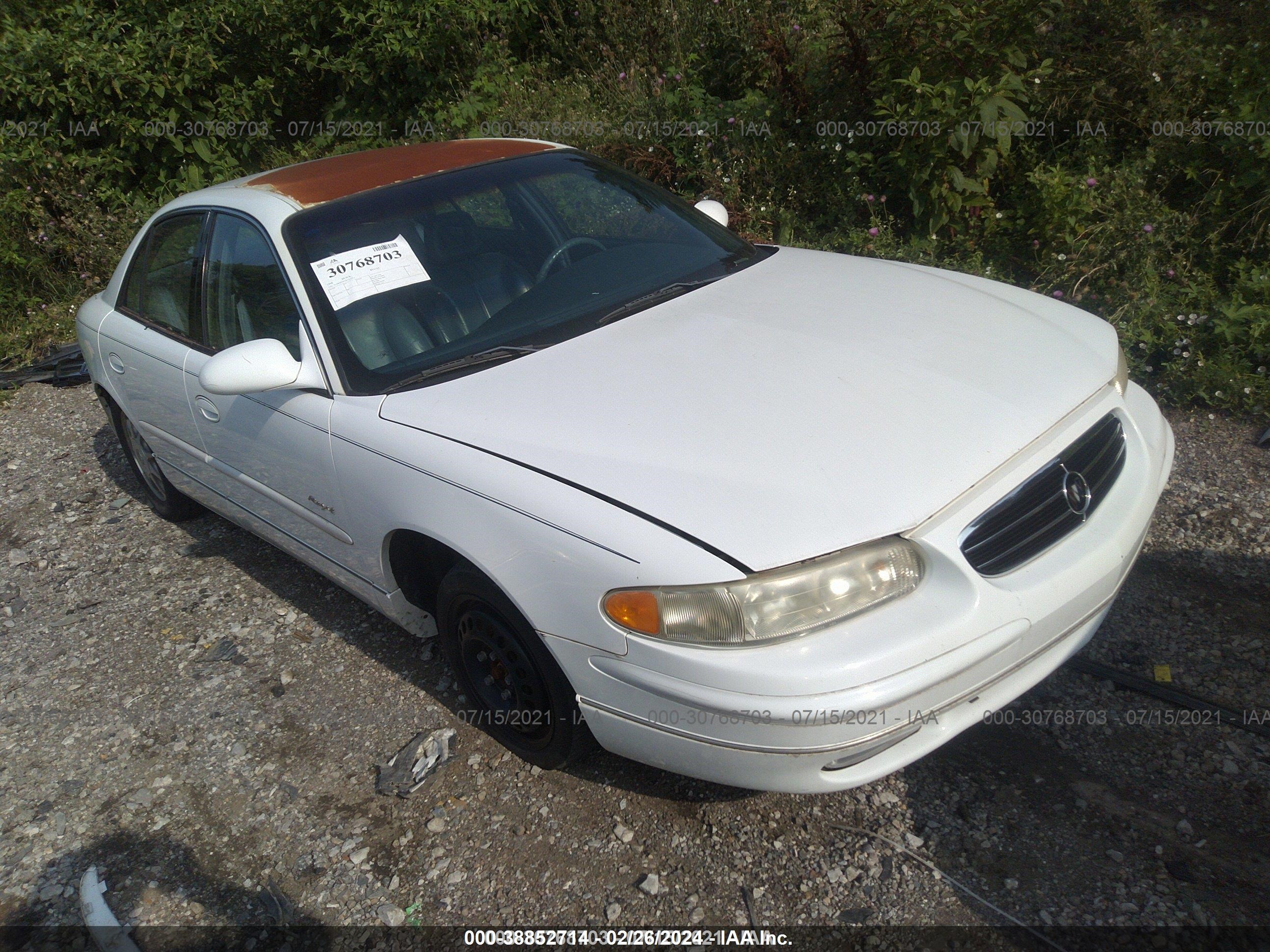 Photo 1 VIN: 2G4WB52K1W1413912 - BUICK REGAL 