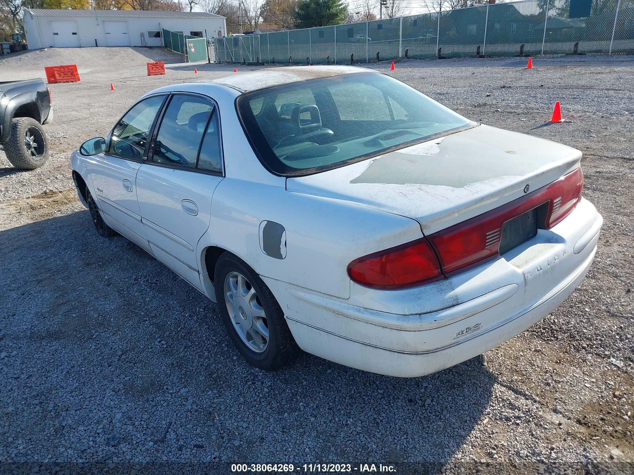 Photo 2 VIN: 2G4WB52K1W1416664 - BUICK REGAL 