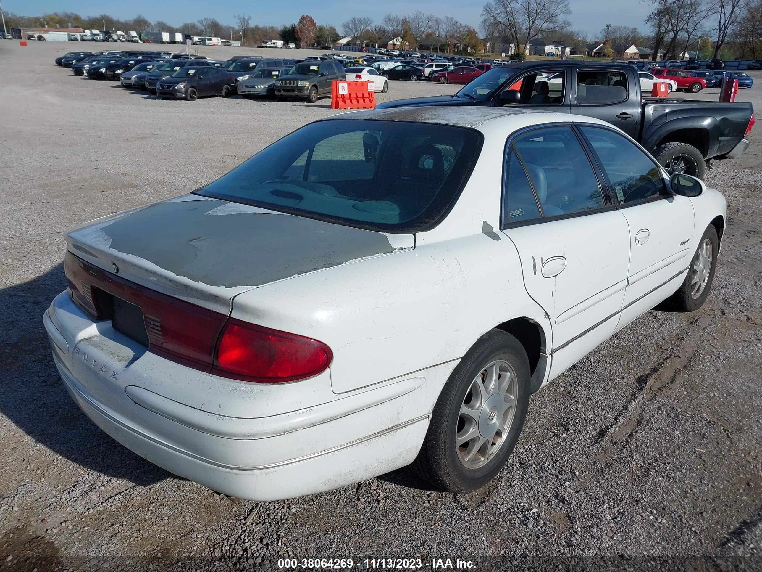 Photo 3 VIN: 2G4WB52K1W1416664 - BUICK REGAL 