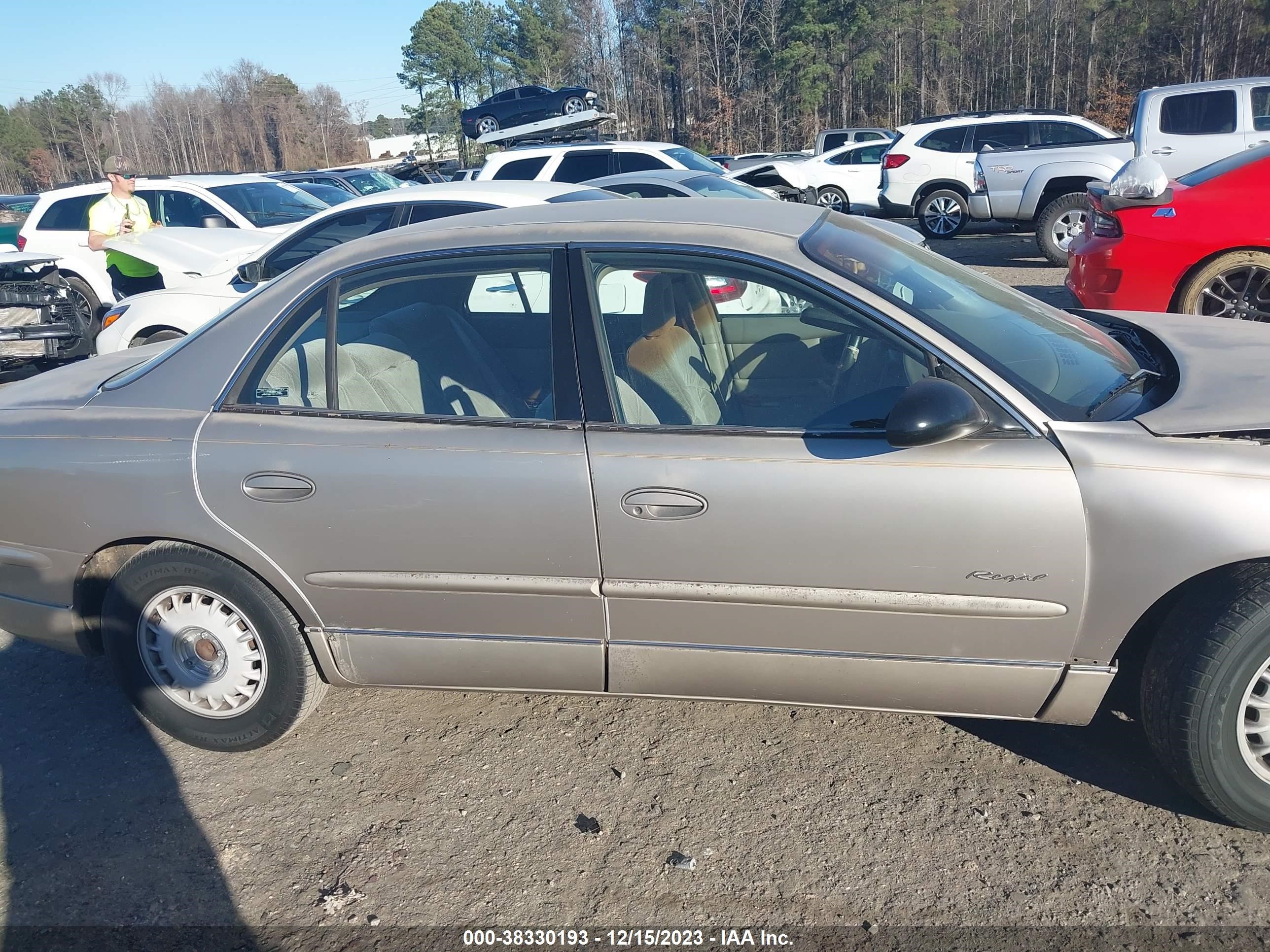 Photo 12 VIN: 2G4WB52K1W1540837 - BUICK REGAL 