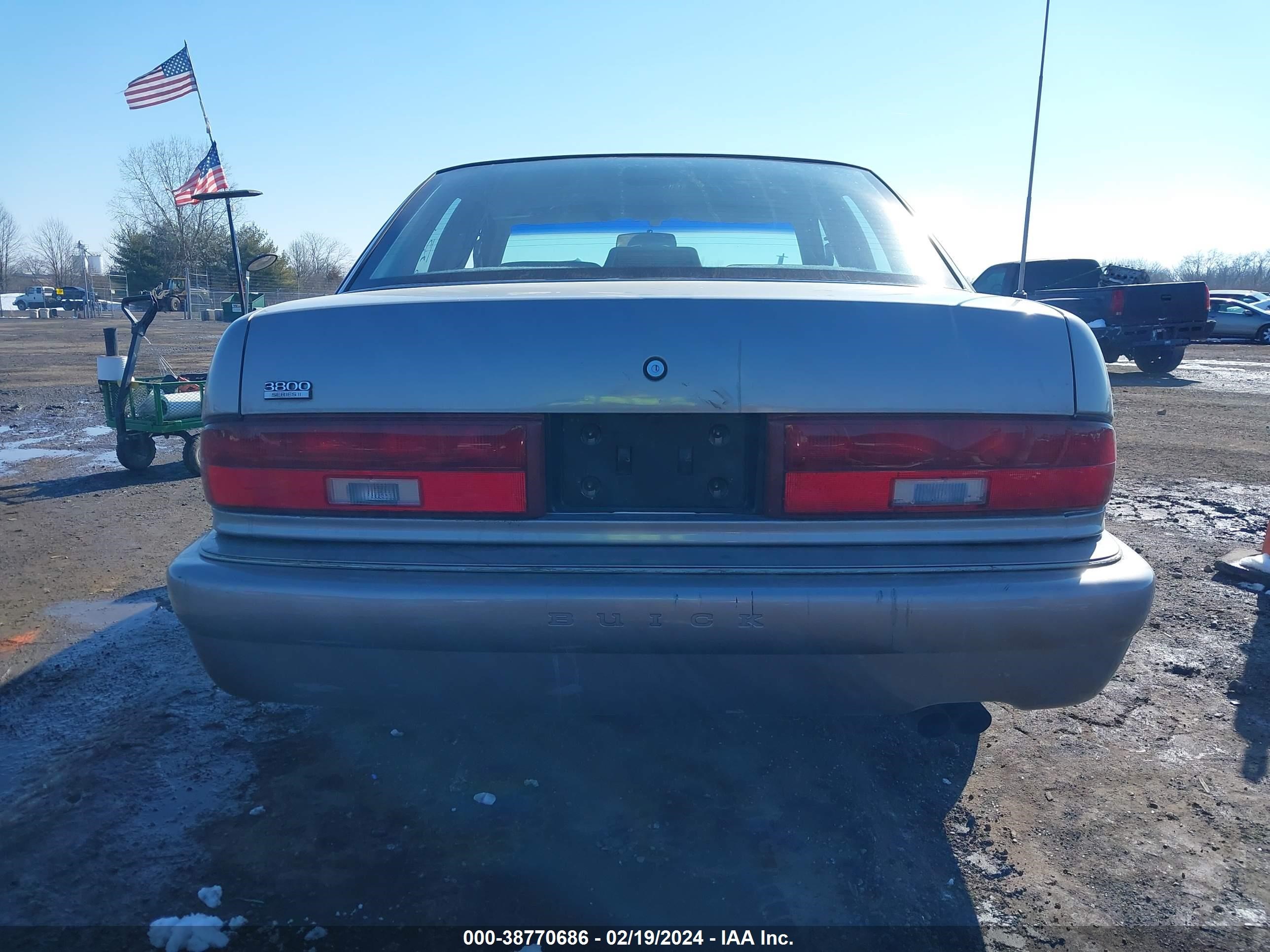 Photo 15 VIN: 2G4WB52K2T1518776 - BUICK REGAL 