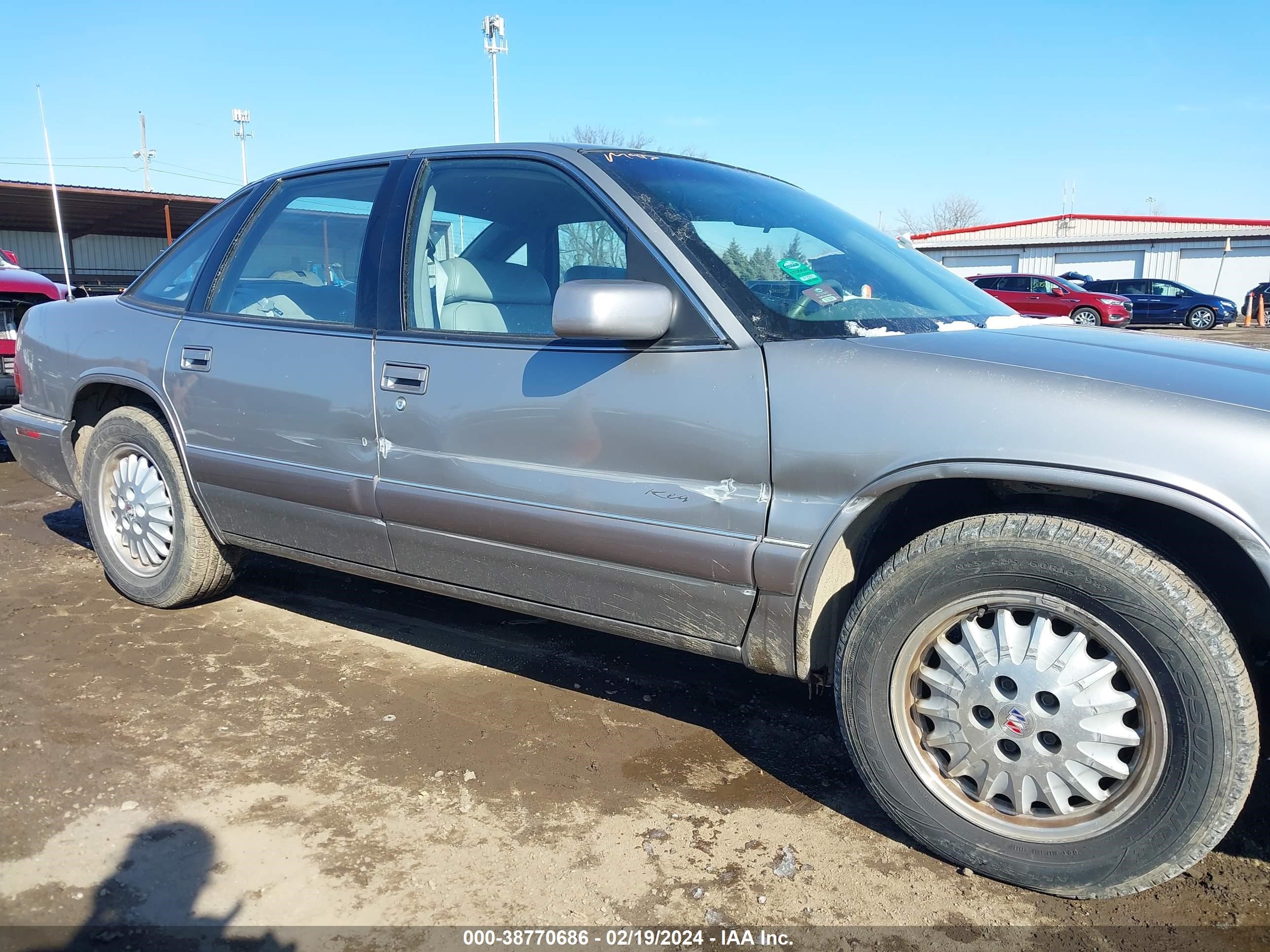 Photo 16 VIN: 2G4WB52K2T1518776 - BUICK REGAL 