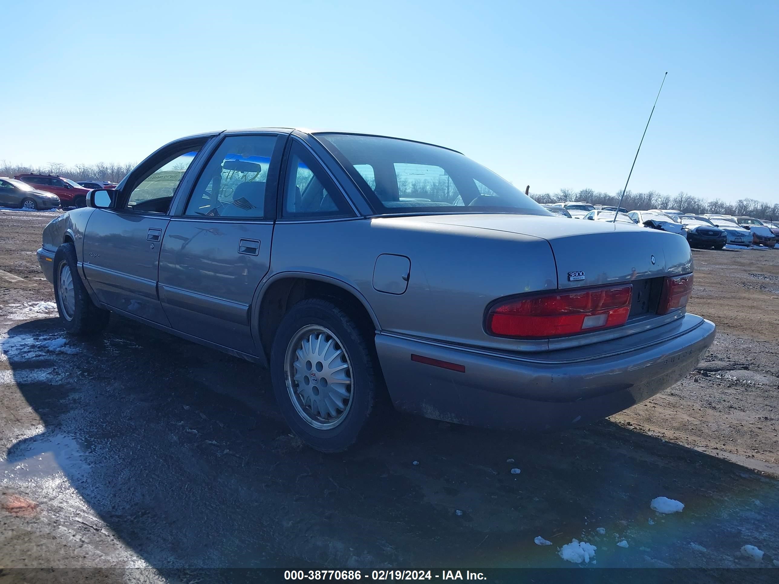 Photo 2 VIN: 2G4WB52K2T1518776 - BUICK REGAL 