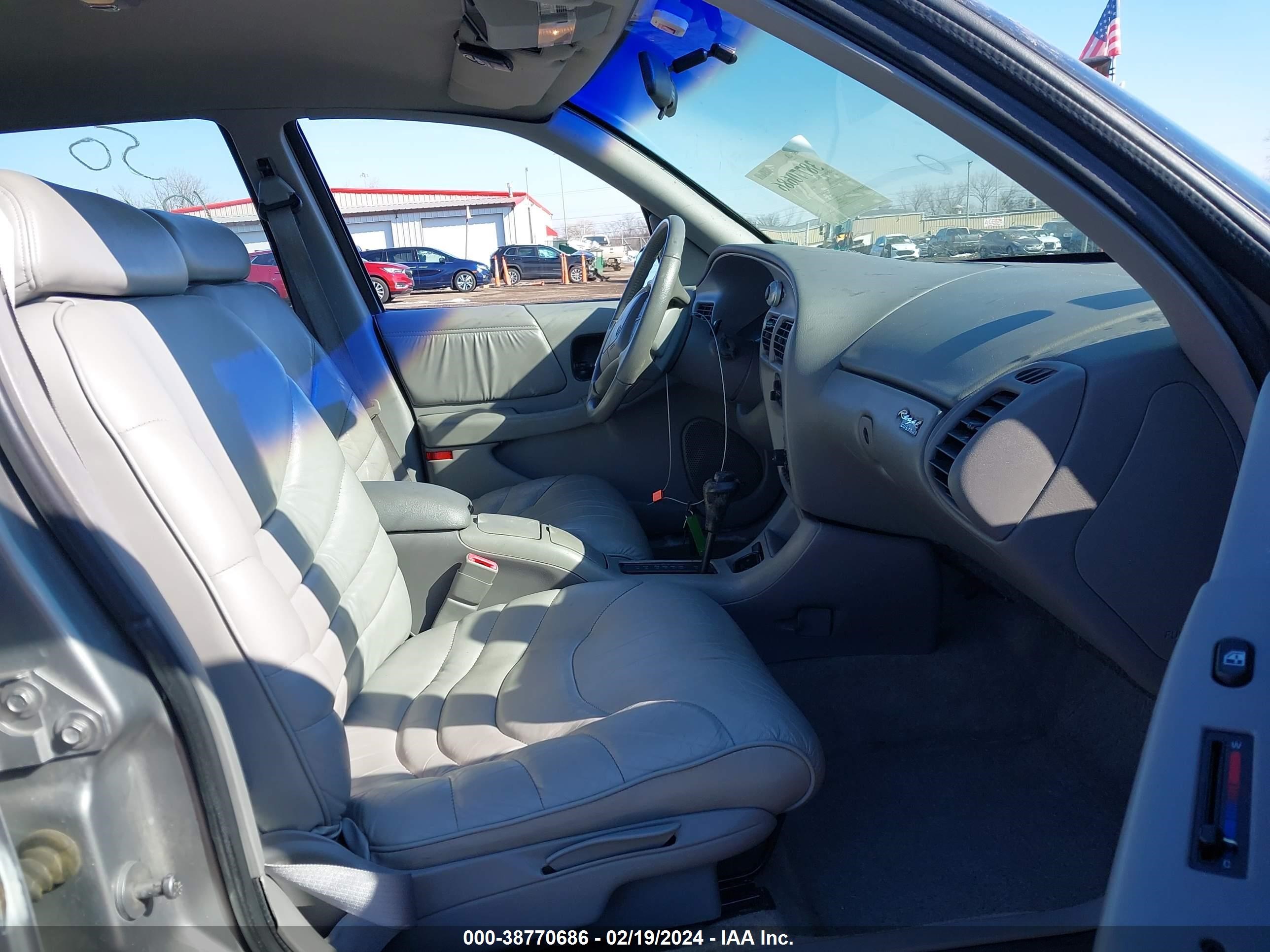 Photo 4 VIN: 2G4WB52K2T1518776 - BUICK REGAL 