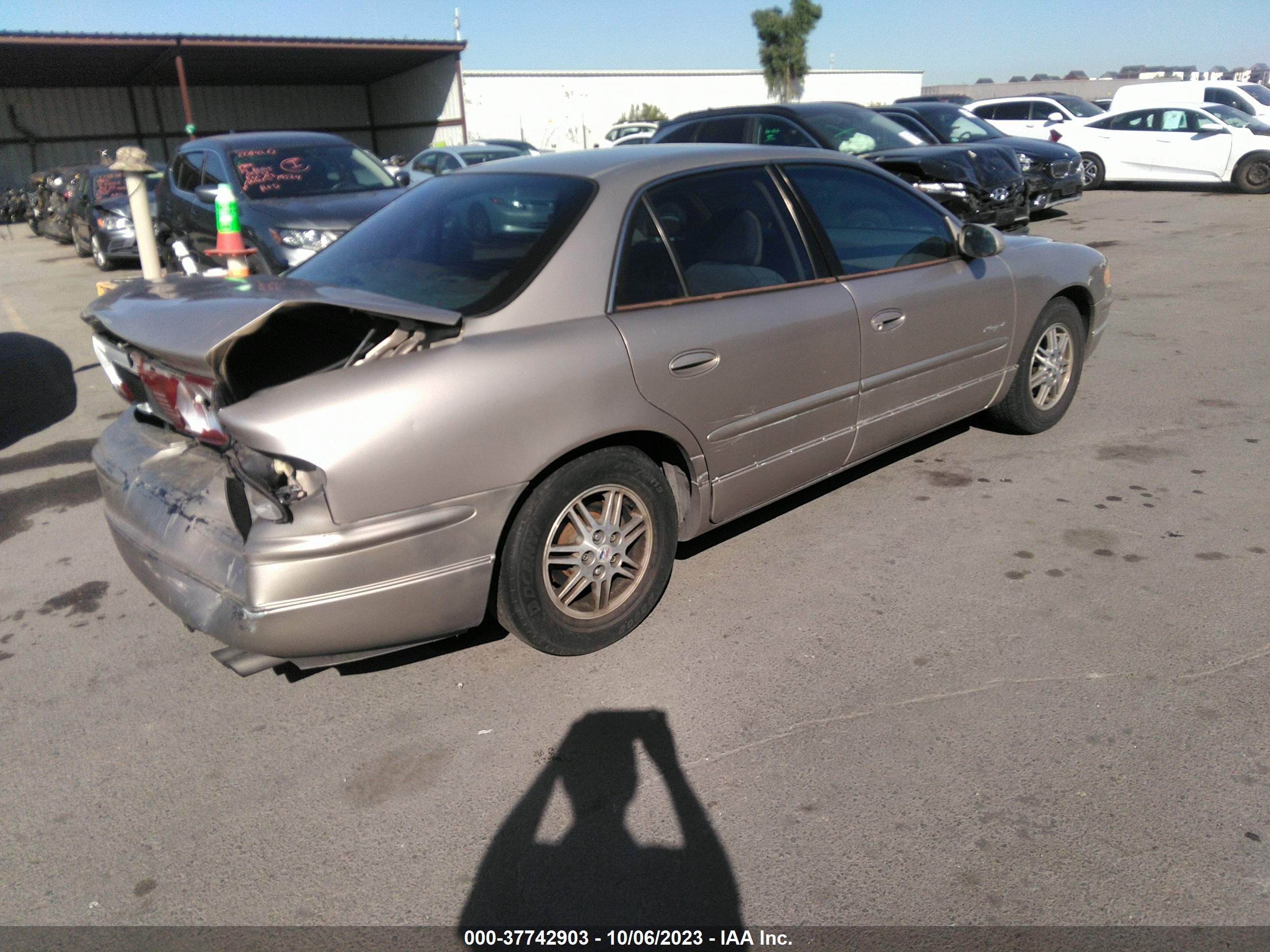 Photo 3 VIN: 2G4WB52K2X1406808 - BUICK REGAL 