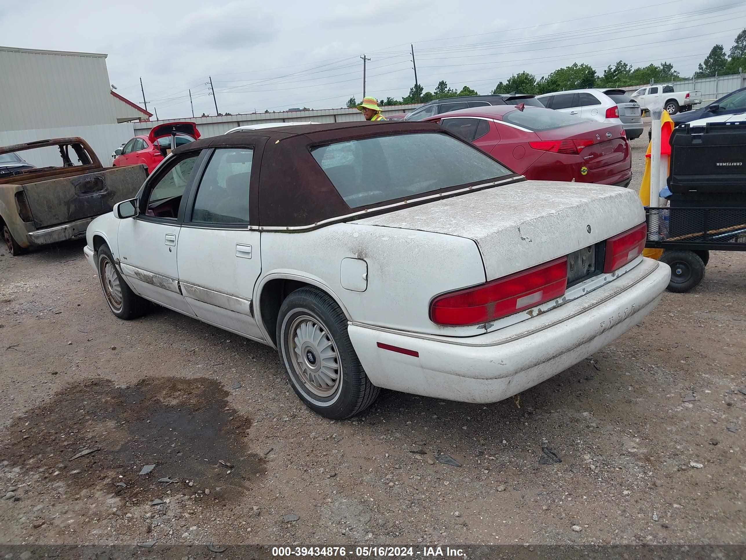 Photo 2 VIN: 2G4WB52K5T1504239 - BUICK REGAL 