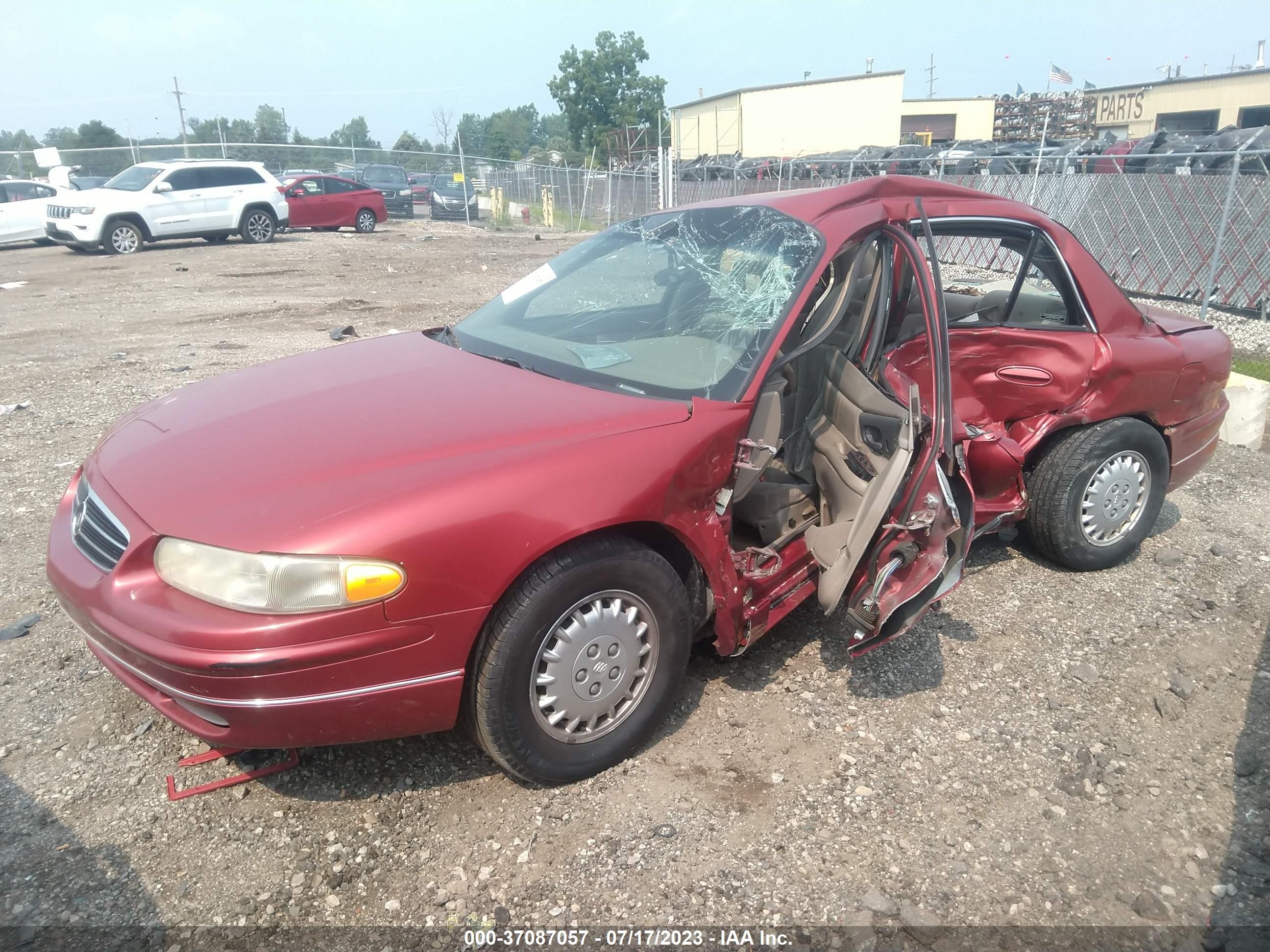 Photo 1 VIN: 2G4WB52K5W1461705 - BUICK REGAL 