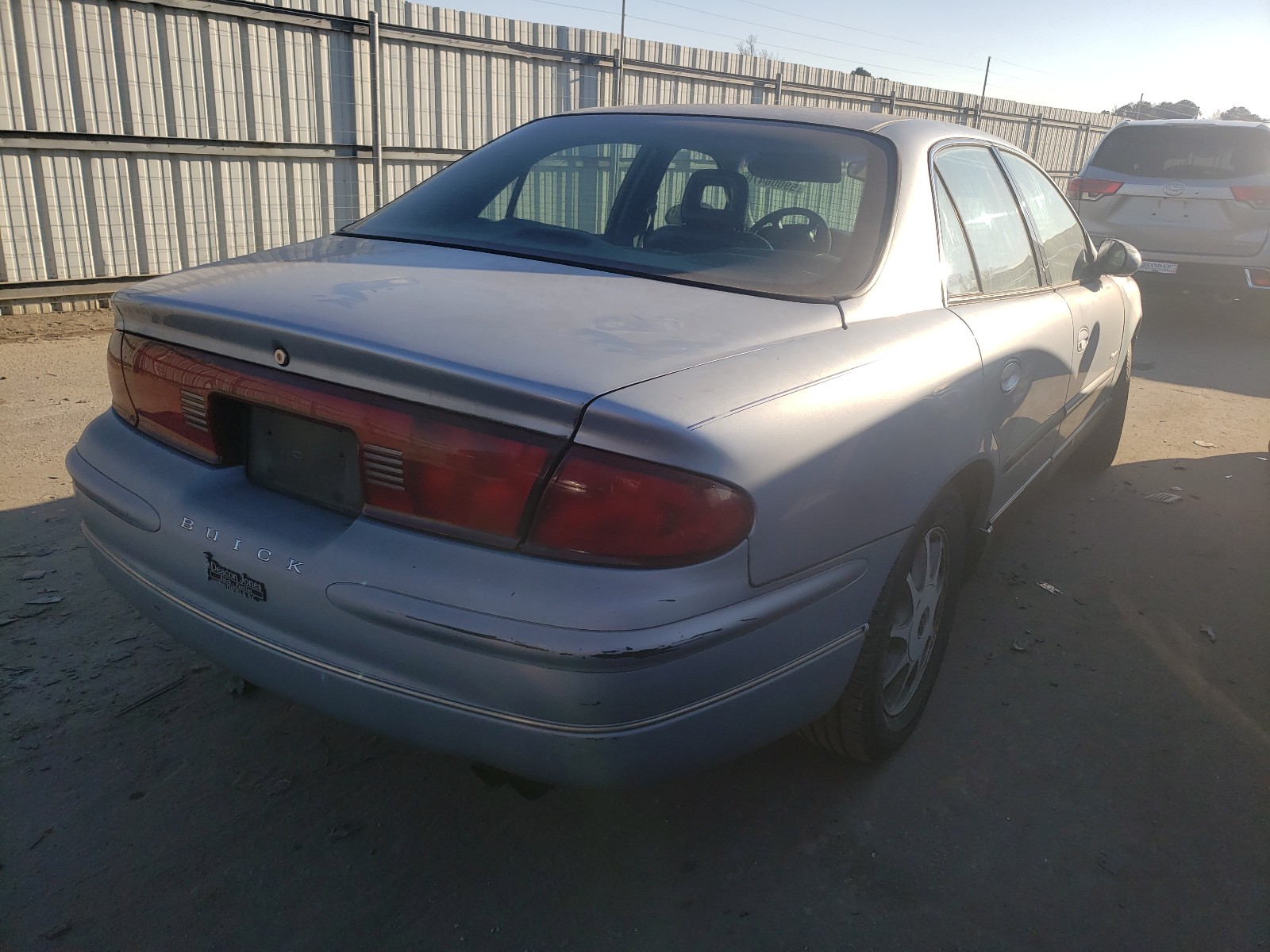 Photo 3 VIN: 2G4WB52K6V1435595 - BUICK REGAL LS 