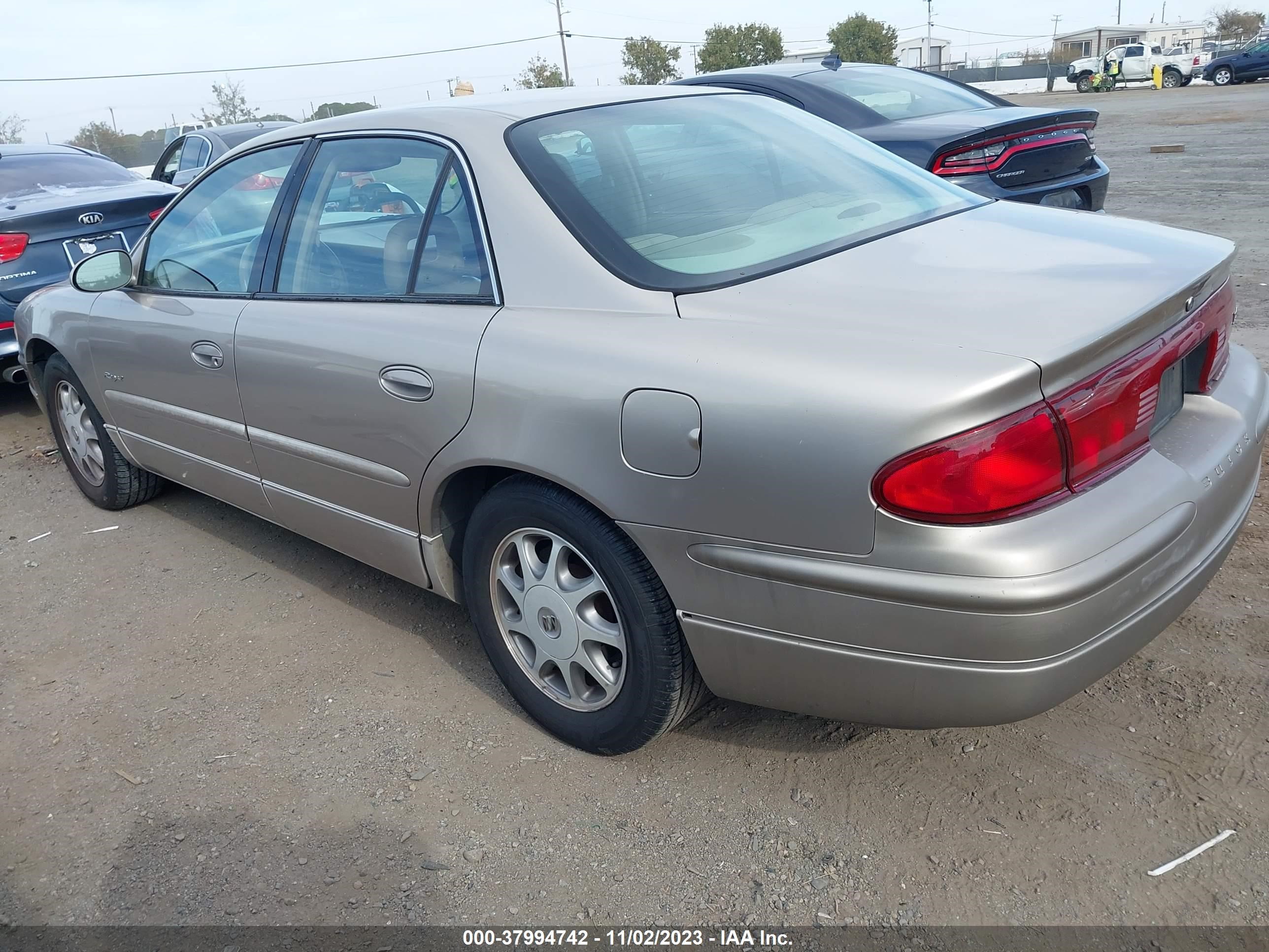 Photo 2 VIN: 2G4WB52K6W1581979 - BUICK REGAL 