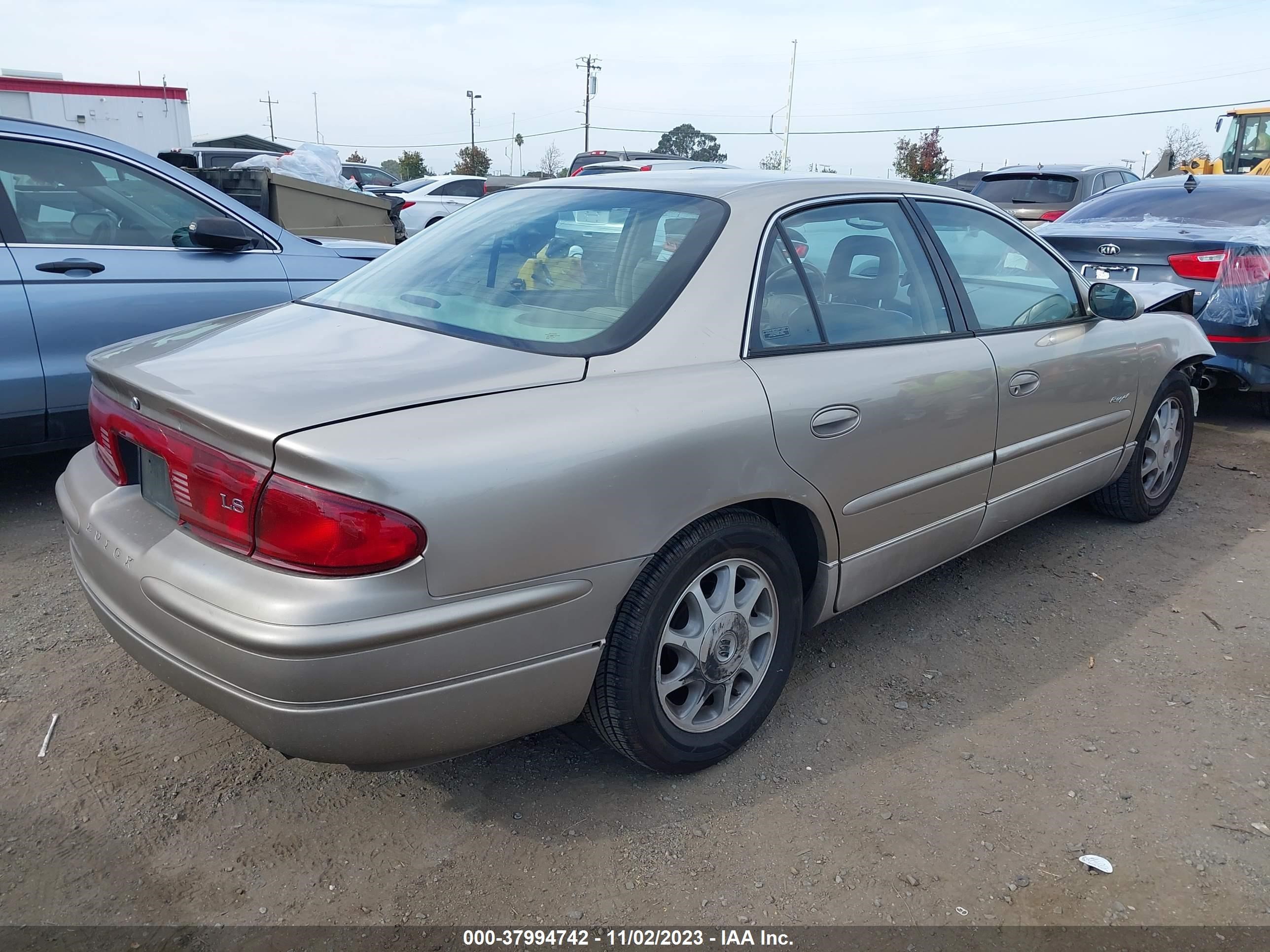 Photo 3 VIN: 2G4WB52K6W1581979 - BUICK REGAL 