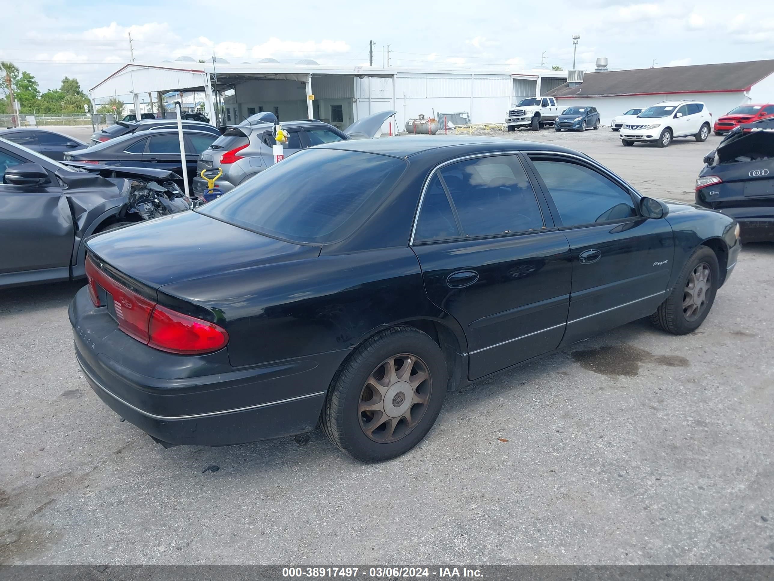 Photo 3 VIN: 2G4WB52K8W1451346 - BUICK REGAL 