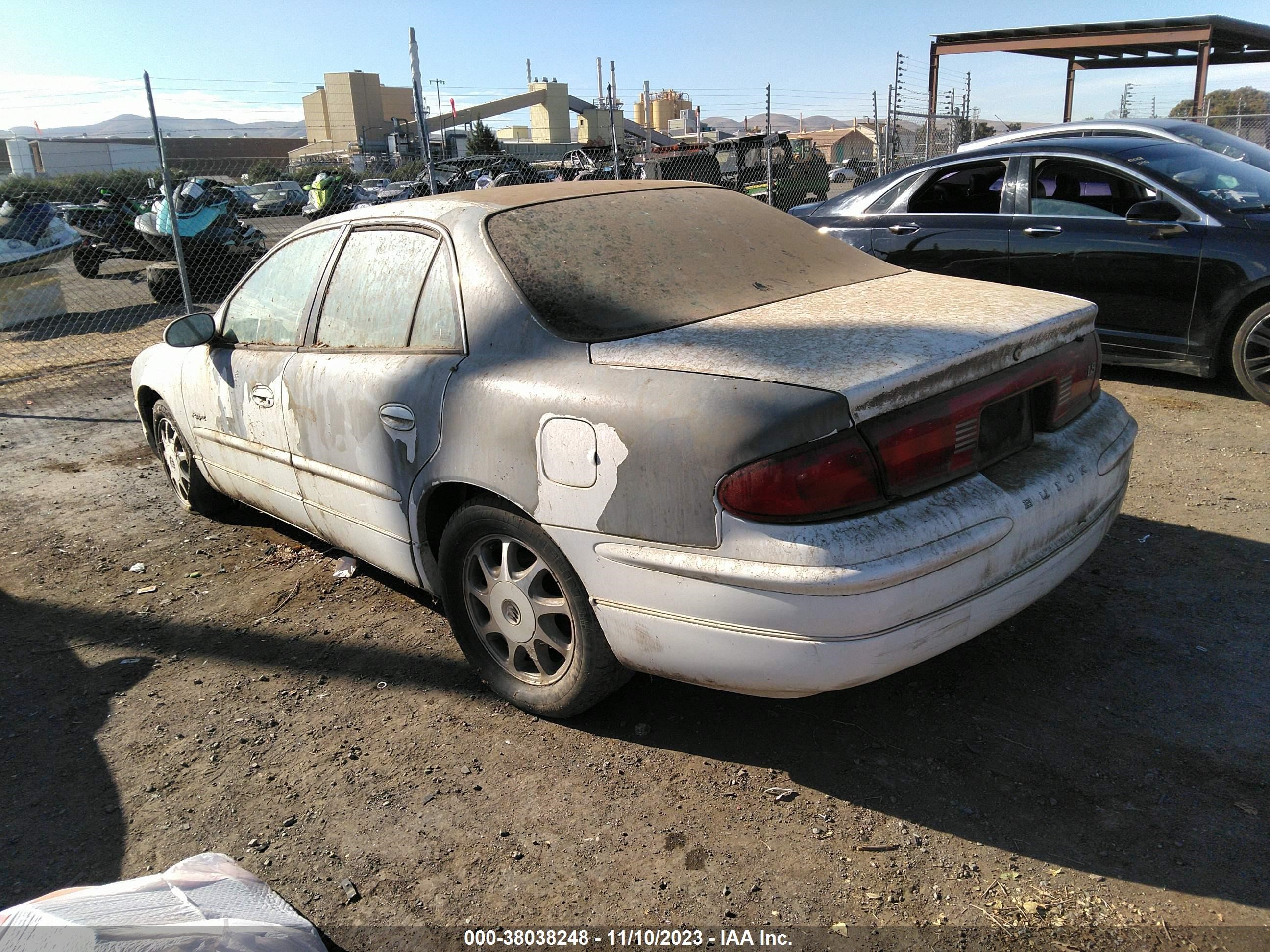 Photo 2 VIN: 2G4WB52K8X1477303 - BUICK REGAL 