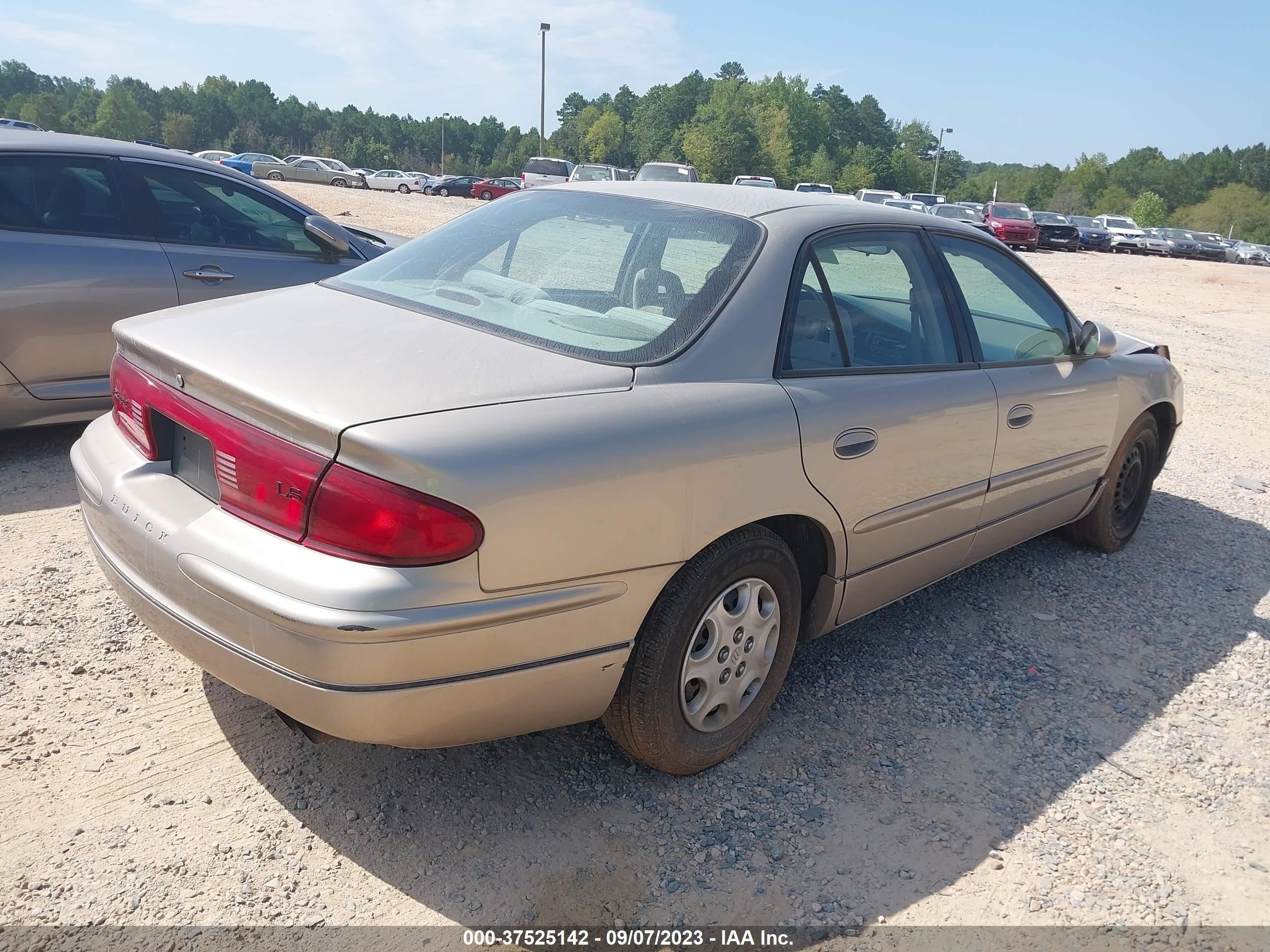 Photo 3 VIN: 2G4WB52KX31126483 - BUICK REGAL 