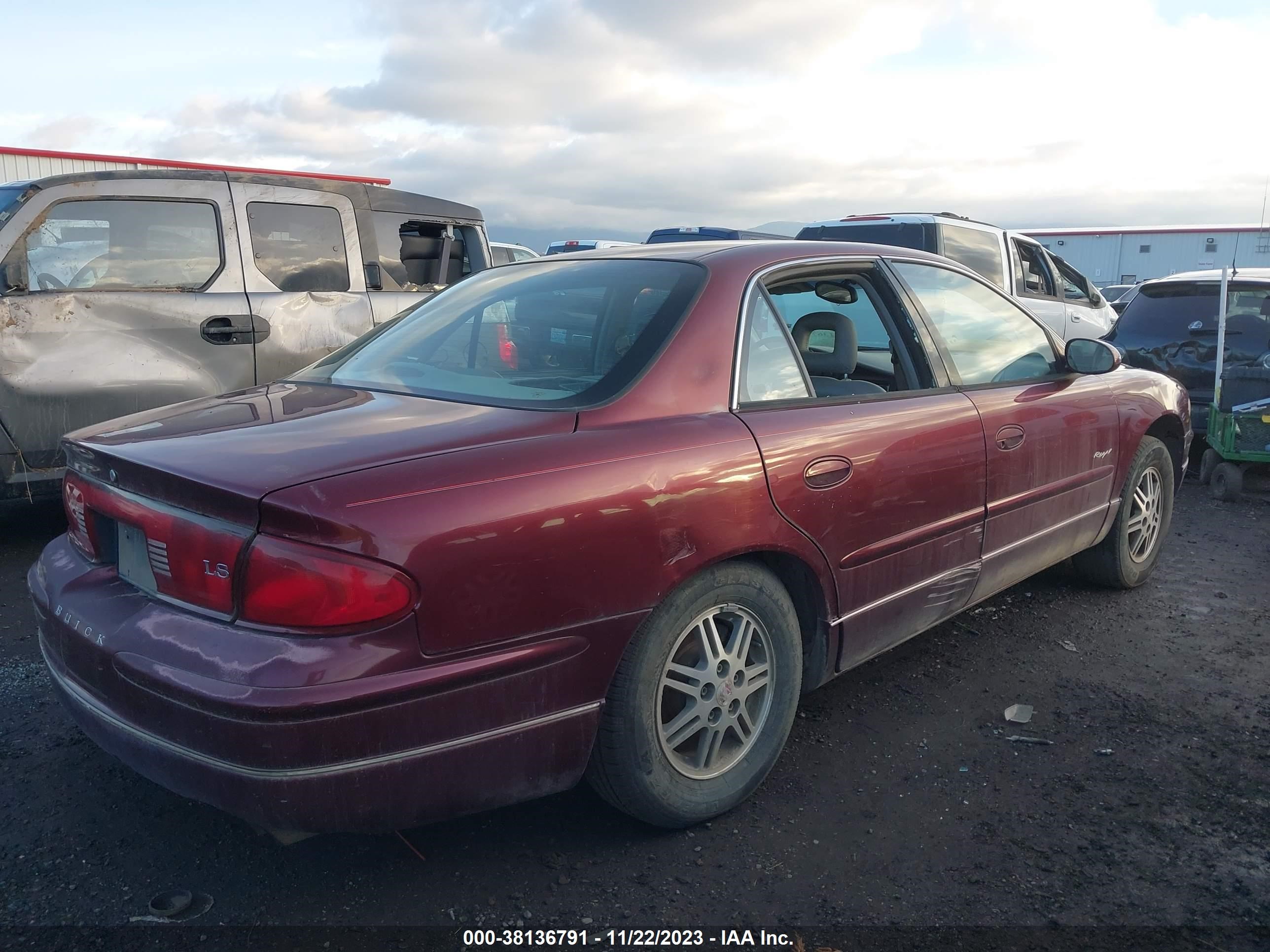 Photo 3 VIN: 2G4WB52KXX1517414 - BUICK REGAL 