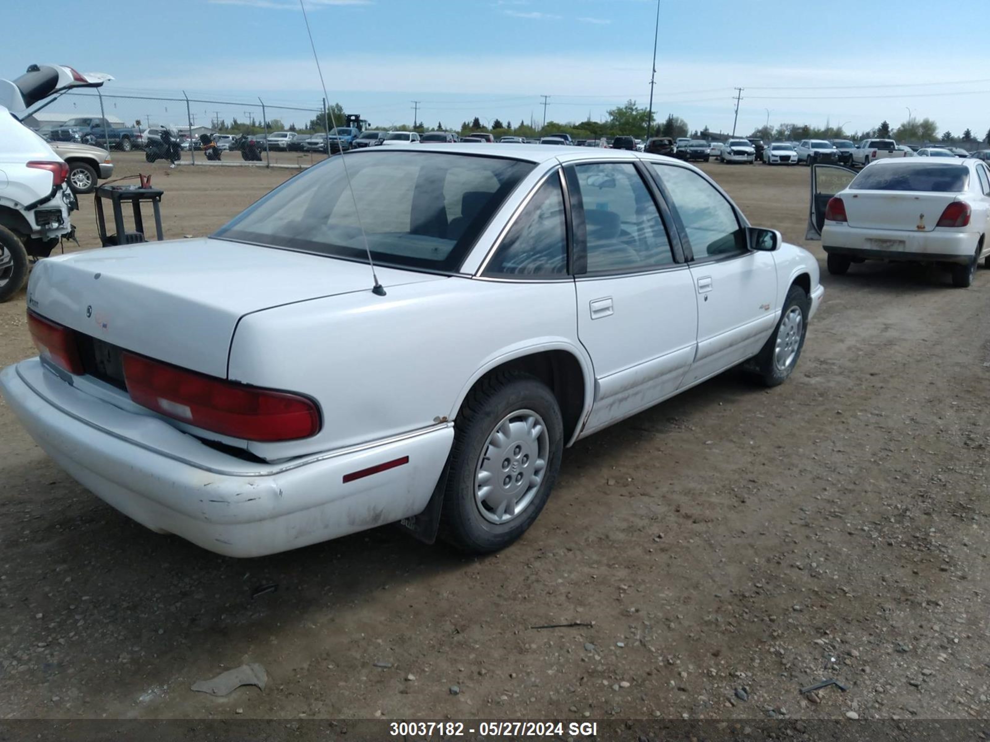 Photo 3 VIN: 2G4WB52L5S1412684 - BUICK REGAL 