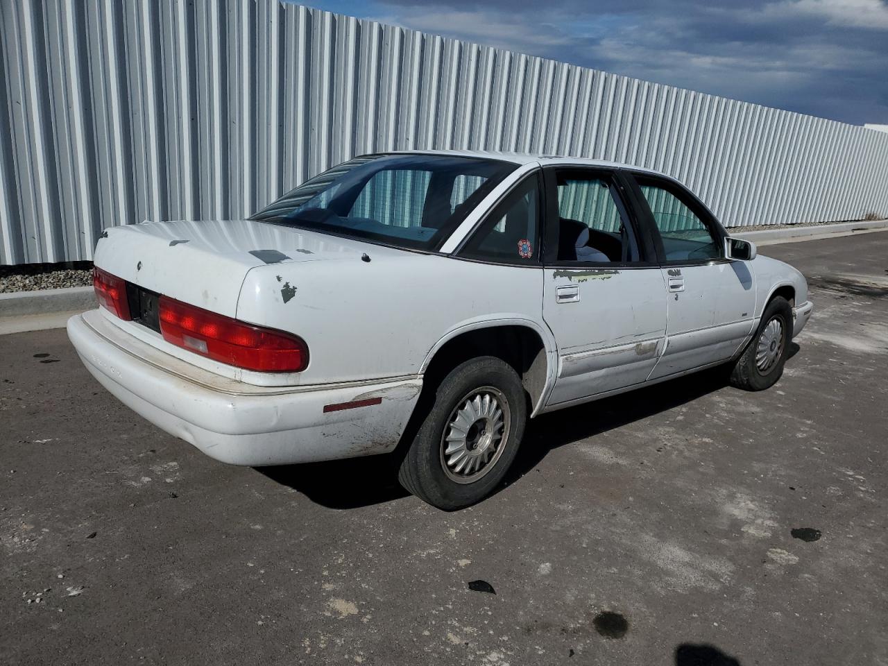 Photo 2 VIN: 2G4WB52L8S1480347 - BUICK REGAL 