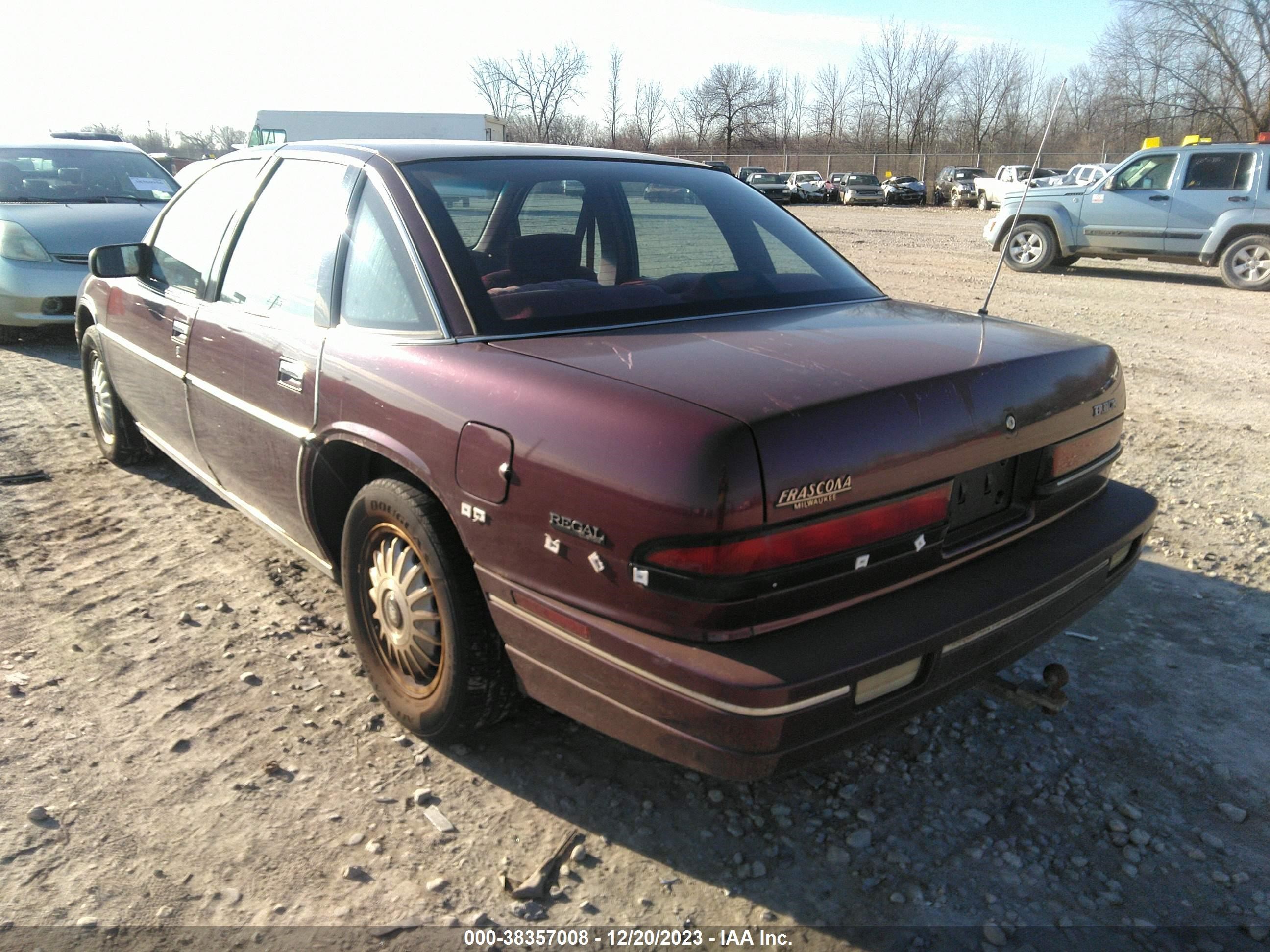 Photo 2 VIN: 2G4WB54L8M1839681 - BUICK REGAL 