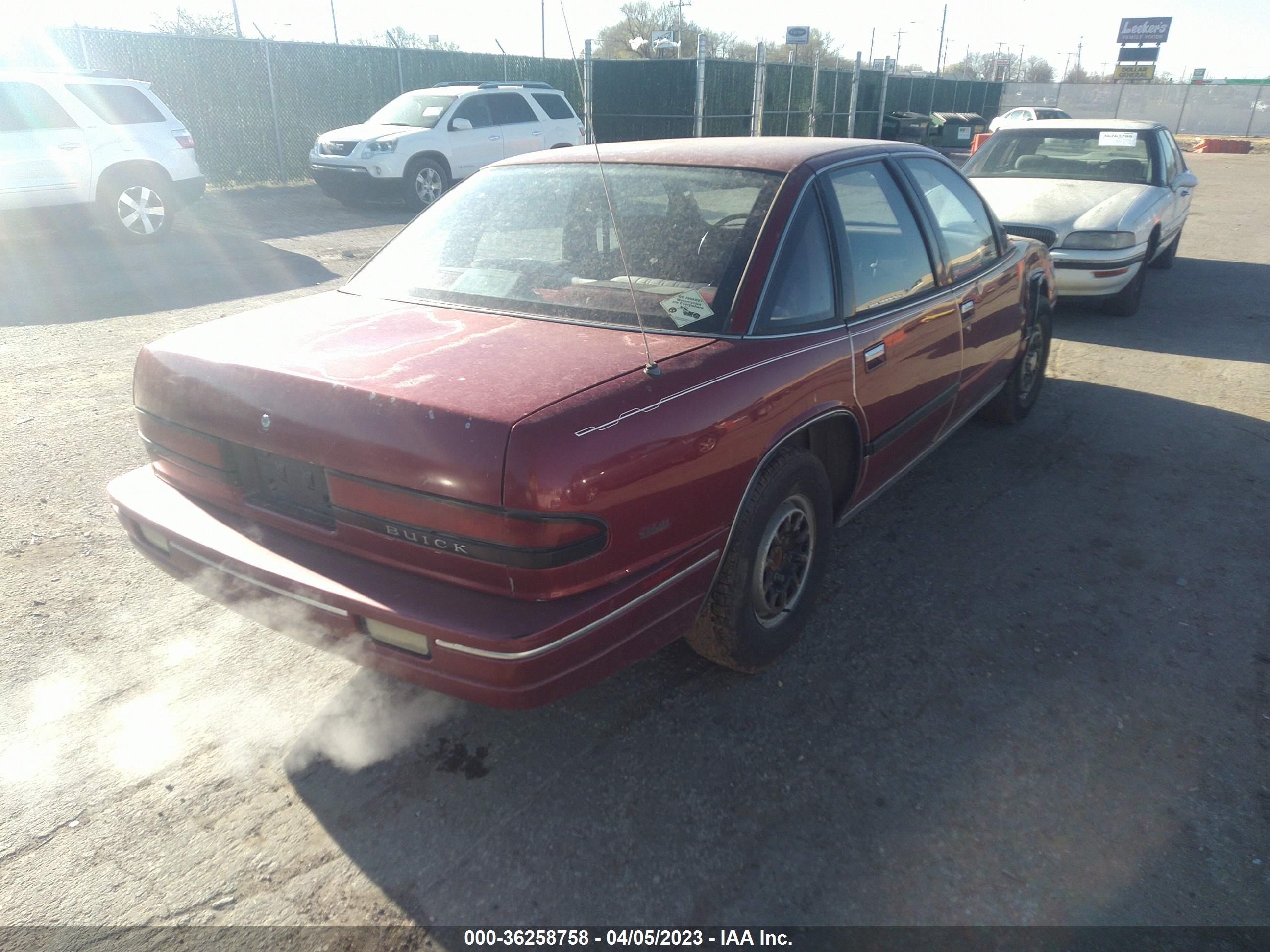 Photo 3 VIN: 2G4WB54T8N1492953 - BUICK REGAL 