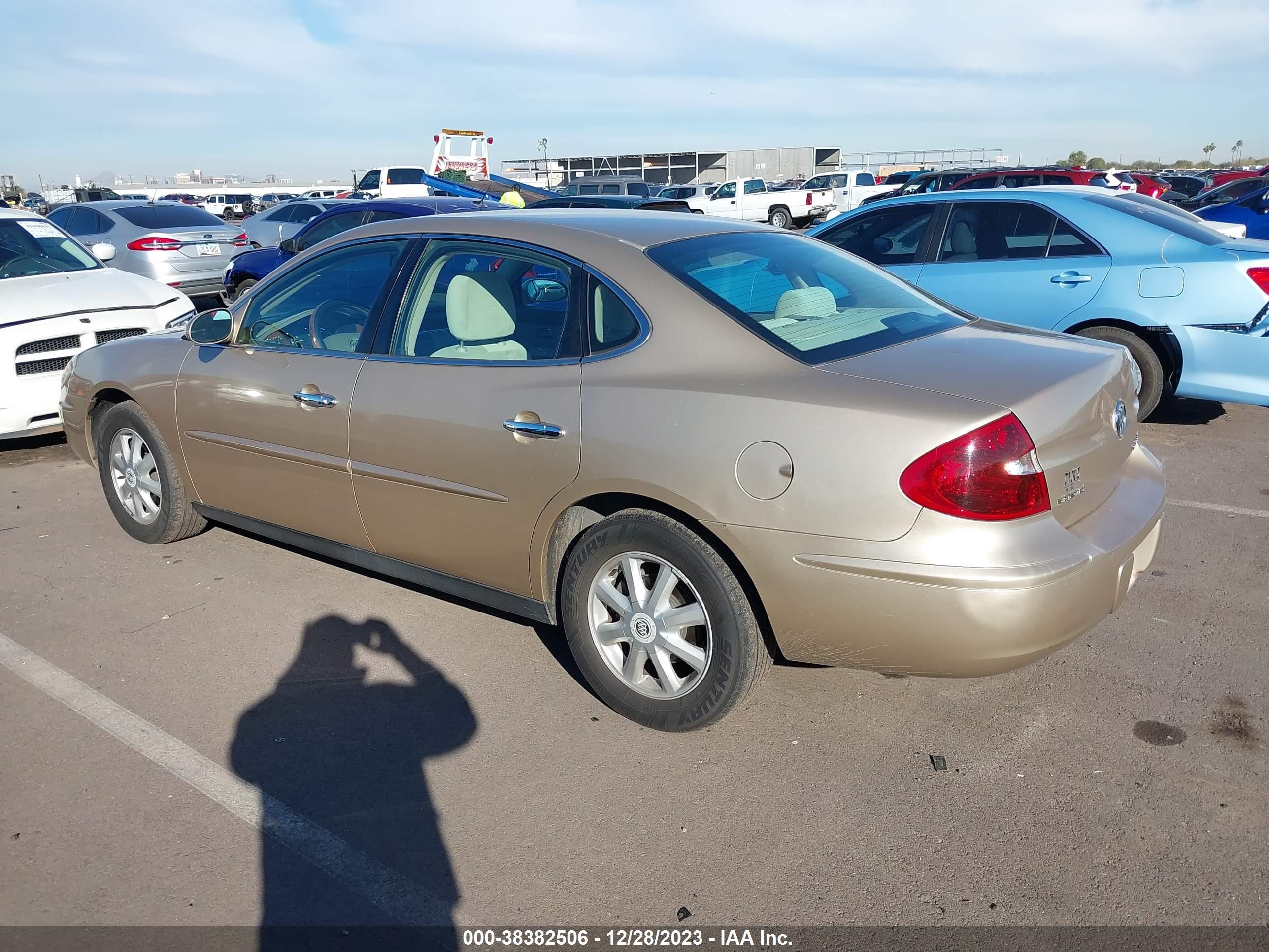 Photo 2 VIN: 2G4WC532251217651 - BUICK LACROSSE 