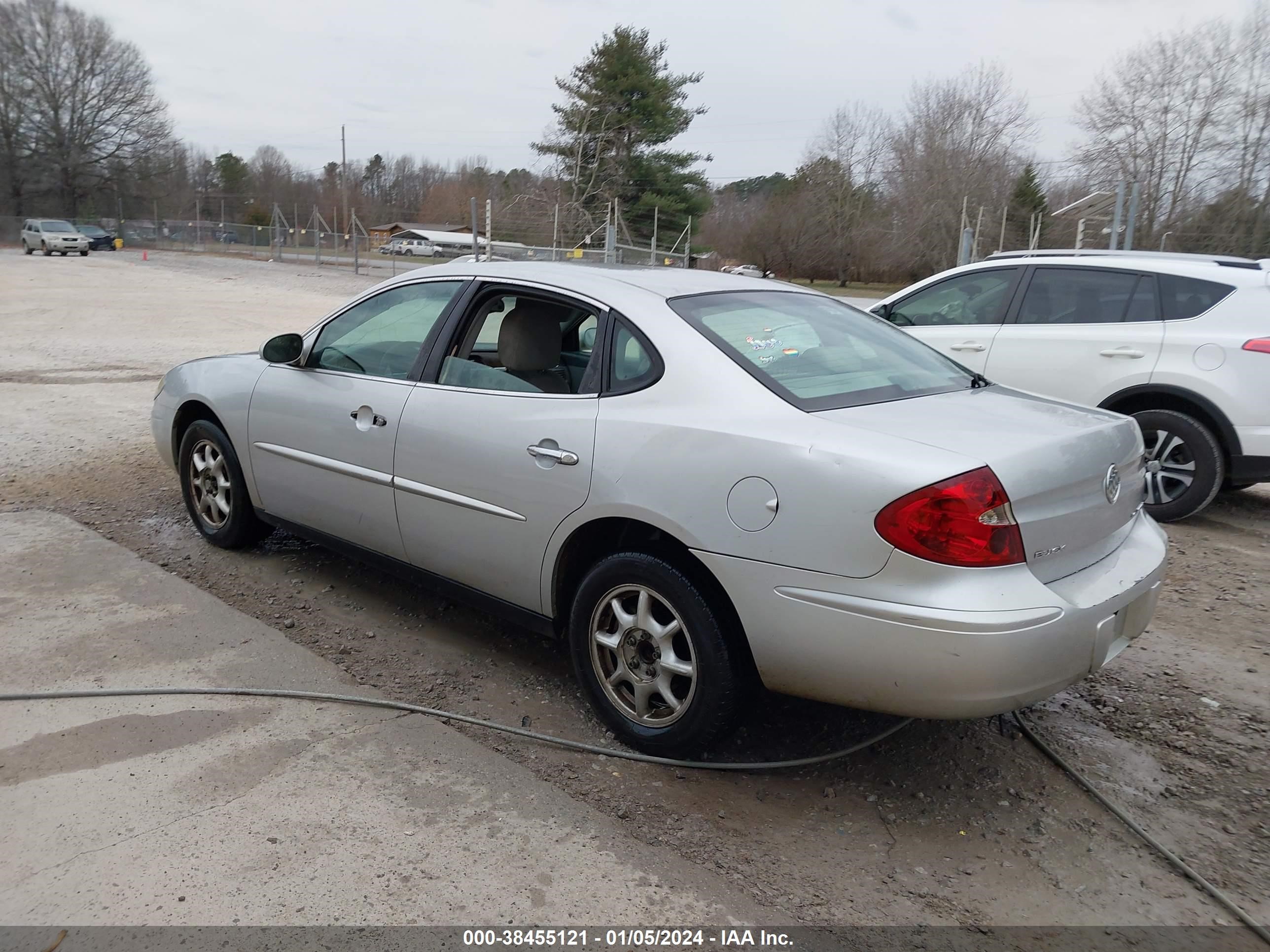 Photo 2 VIN: 2G4WC532551286897 - BUICK LACROSSE 