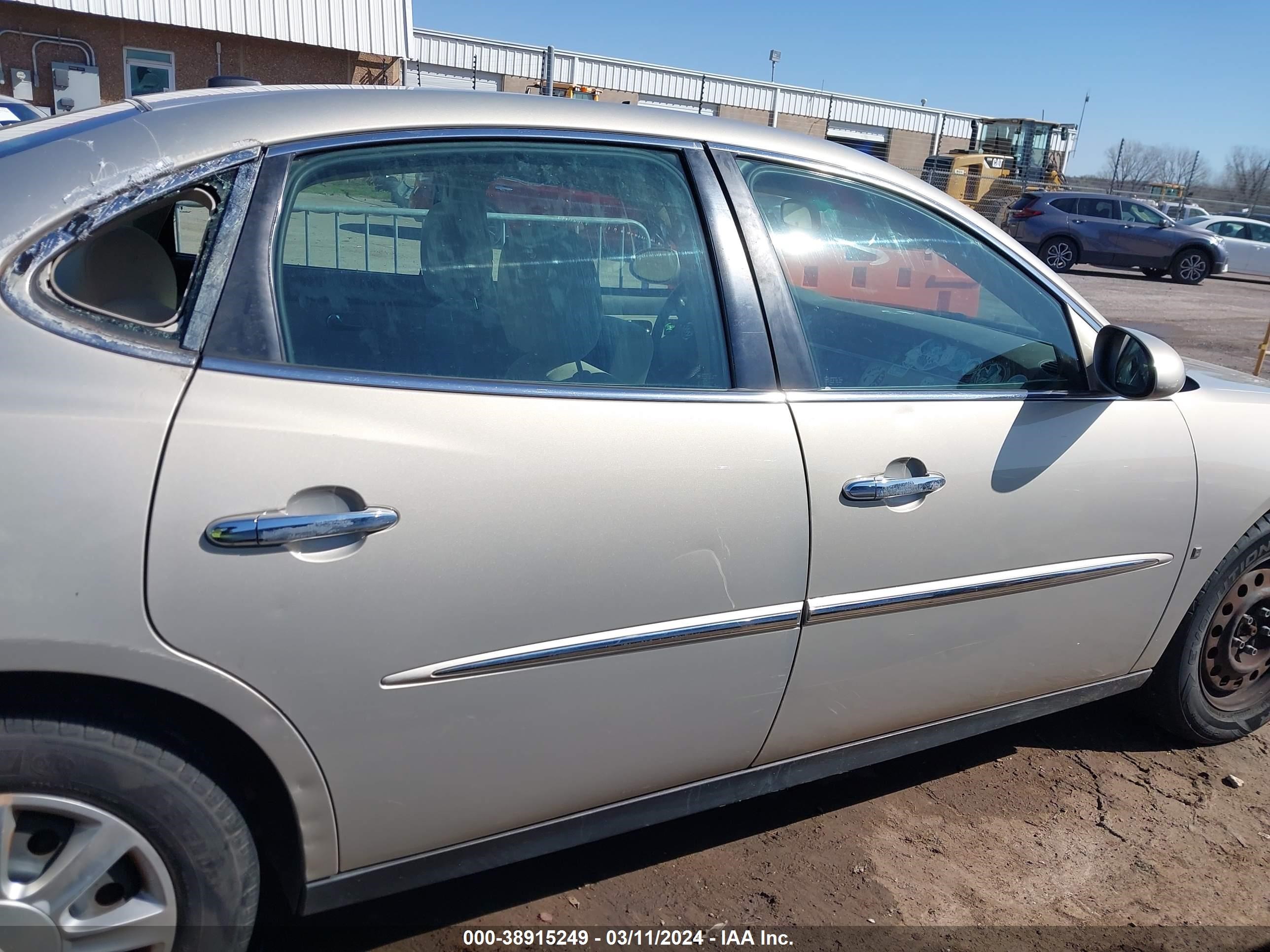 Photo 12 VIN: 2G4WC582281363304 - BUICK LACROSSE 