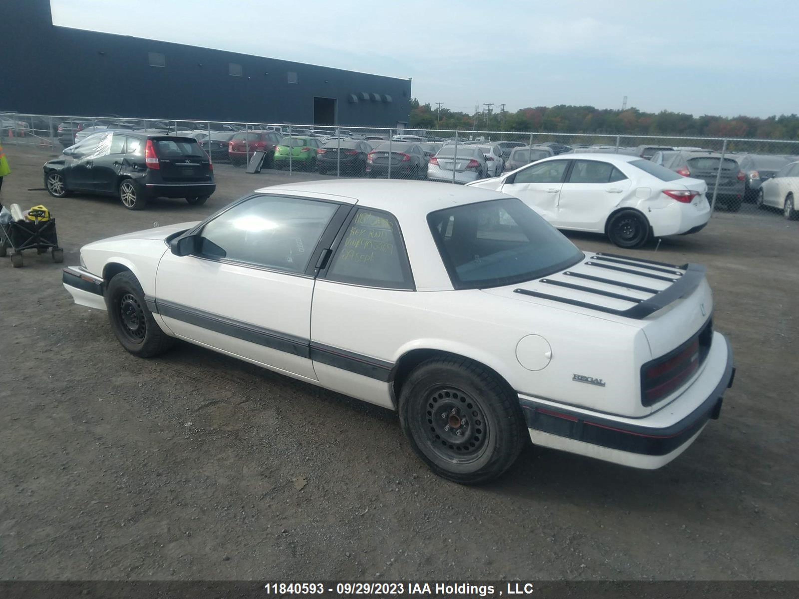 Photo 2 VIN: 2G4WD11T3M1903469 - BUICK REGAL 