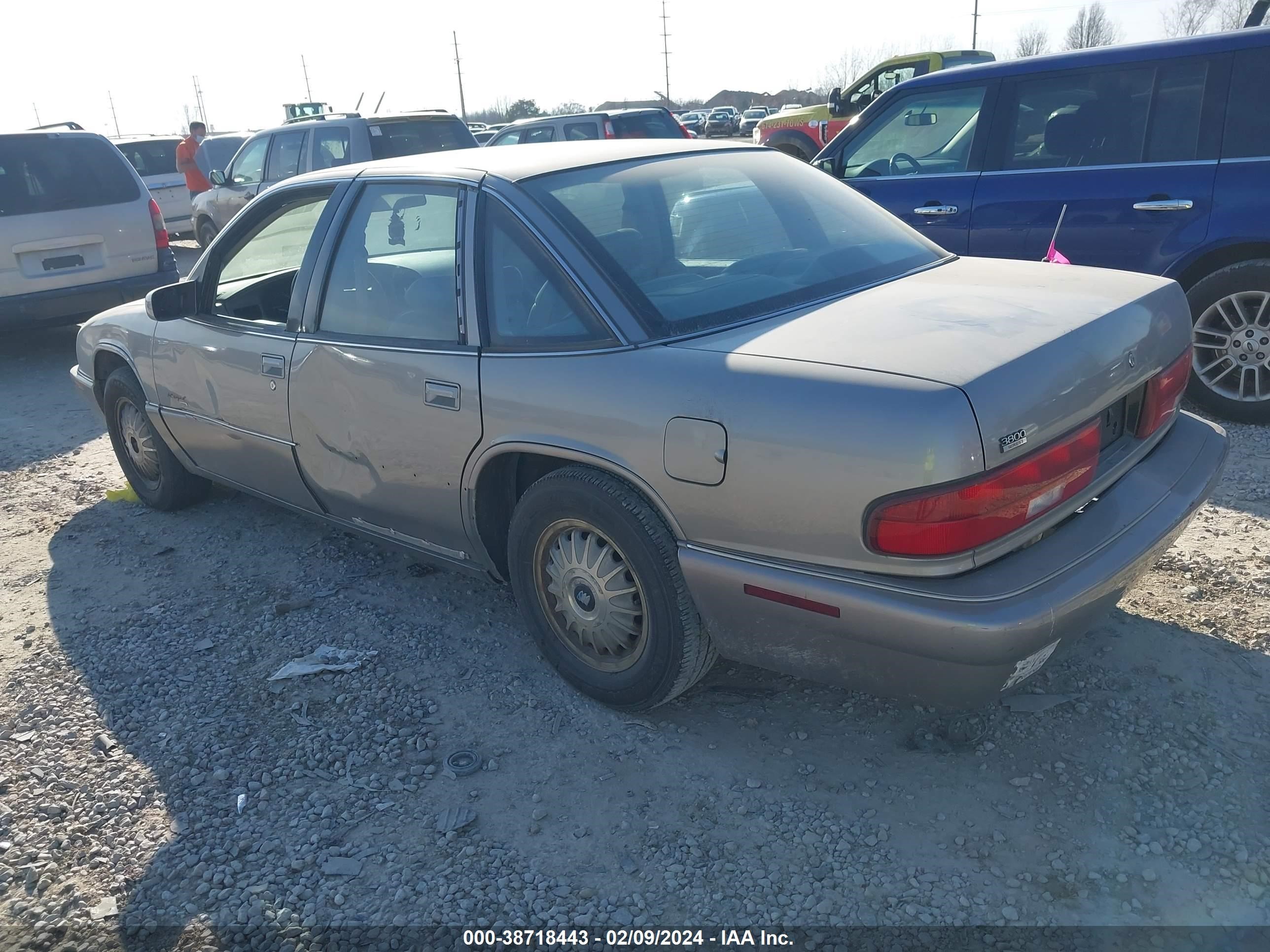 Photo 2 VIN: 2G4WD52K8T1508652 - BUICK REGAL 