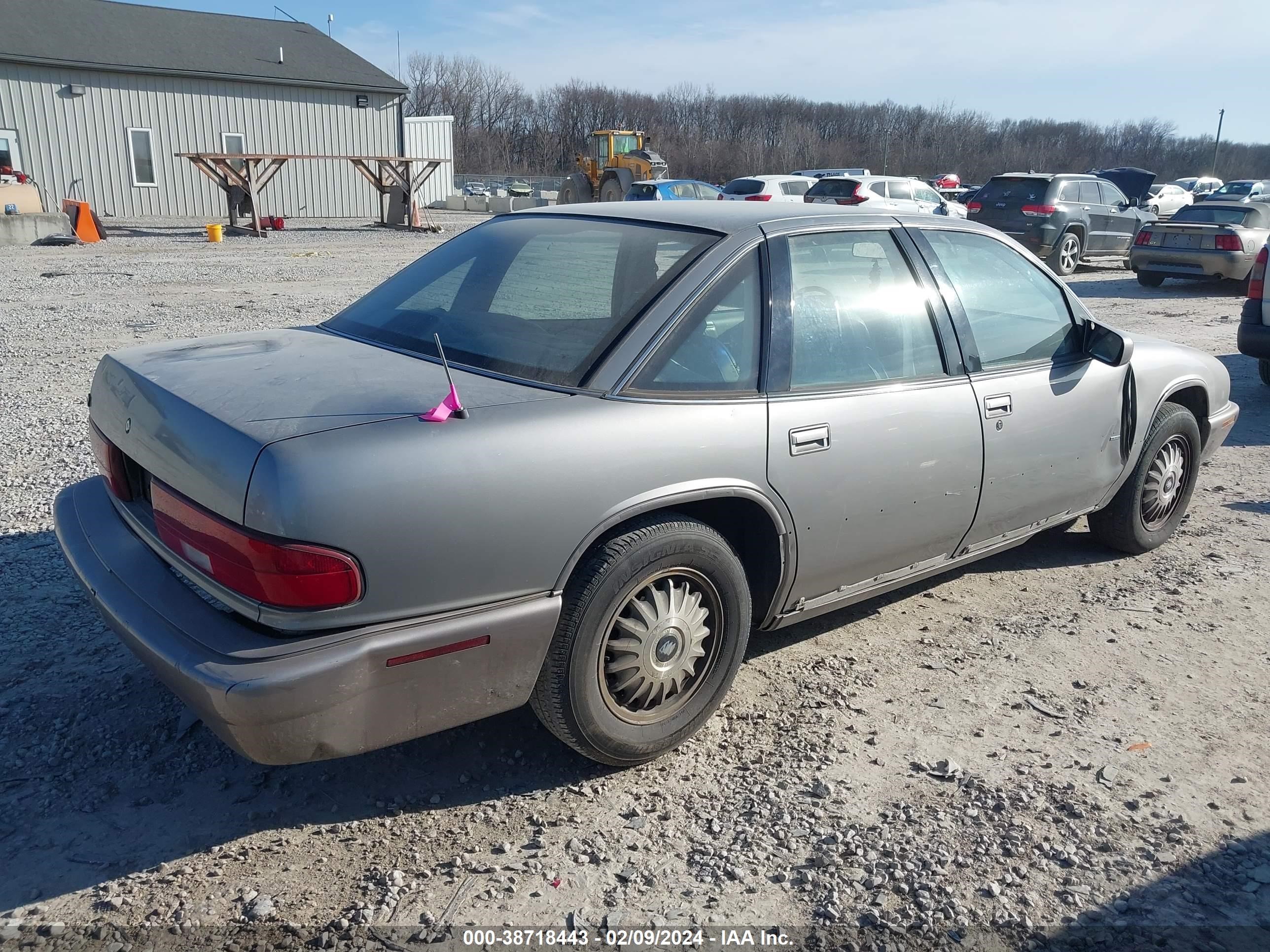 Photo 3 VIN: 2G4WD52K8T1508652 - BUICK REGAL 