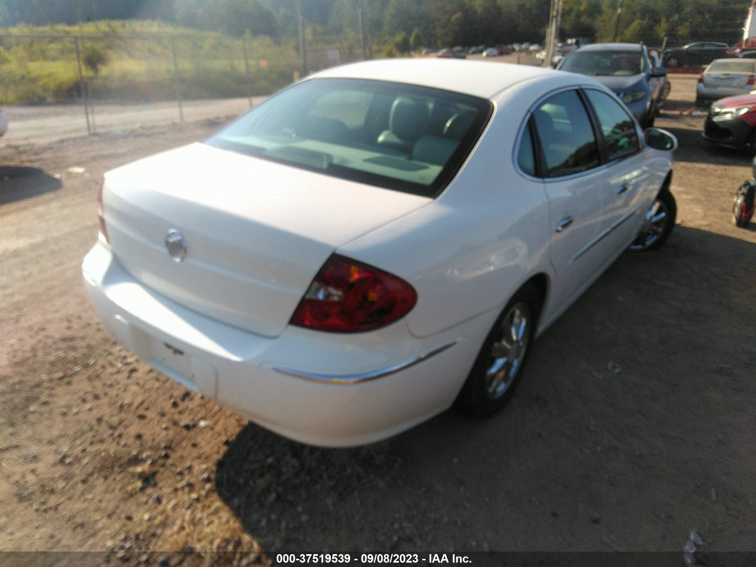 Photo 3 VIN: 2G4WD532051301917 - BUICK LACROSSE 