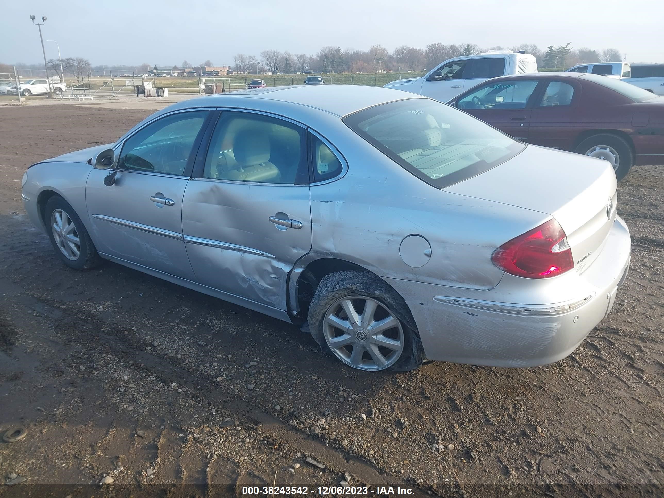 Photo 2 VIN: 2G4WD532351331817 - BUICK LACROSSE 