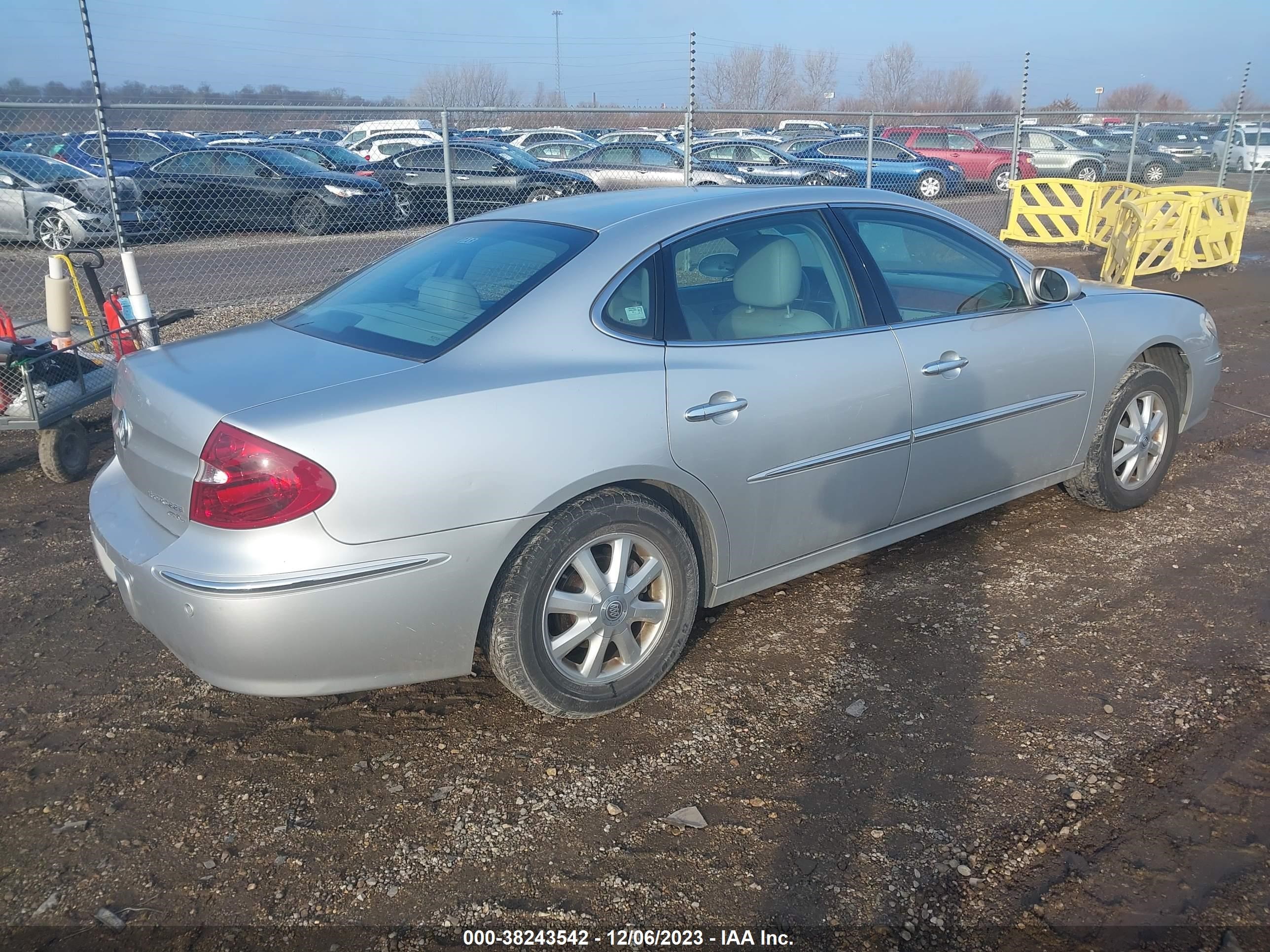 Photo 3 VIN: 2G4WD532351331817 - BUICK LACROSSE 