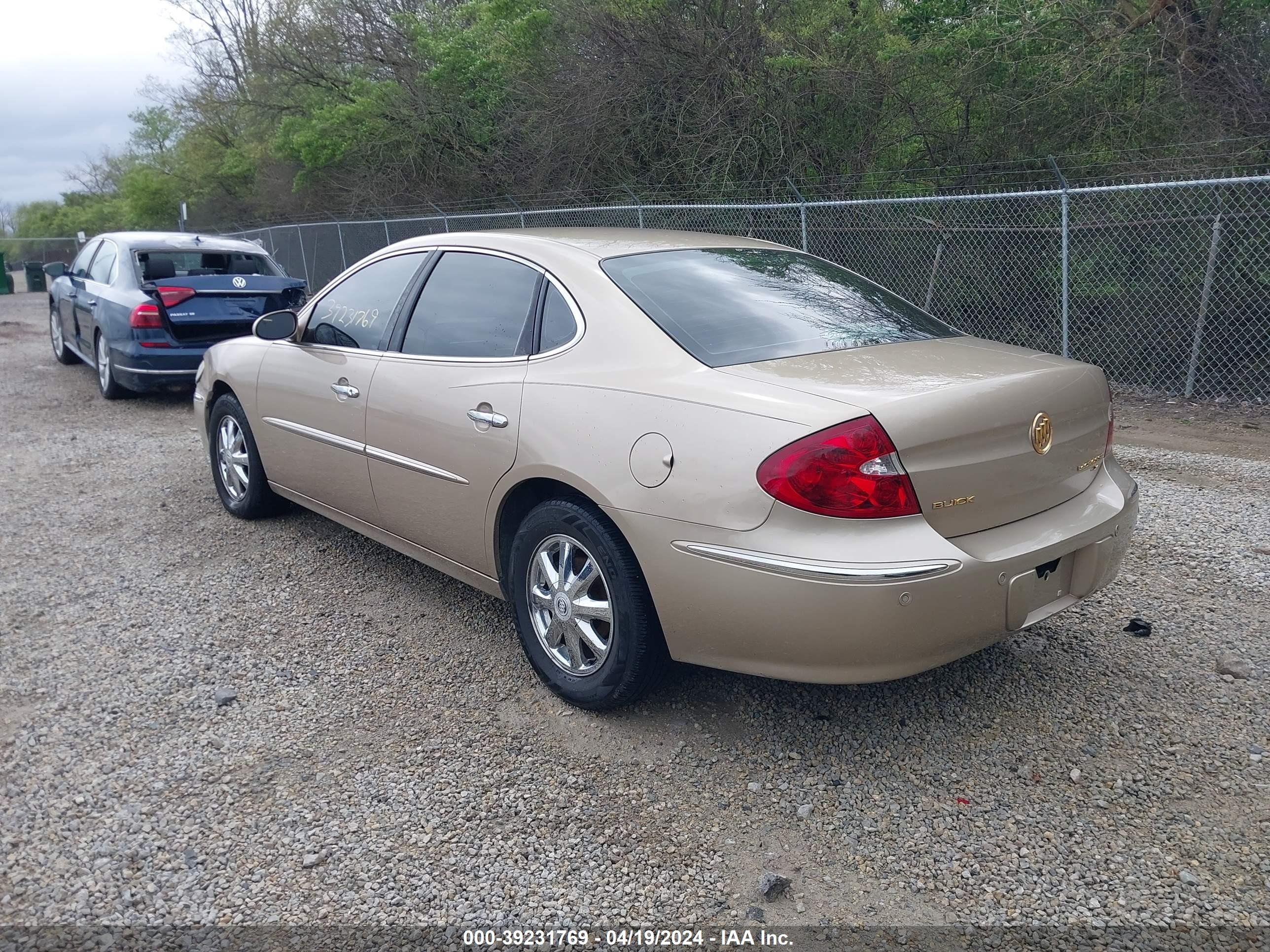 Photo 2 VIN: 2G4WD532651221392 - BUICK LACROSSE 