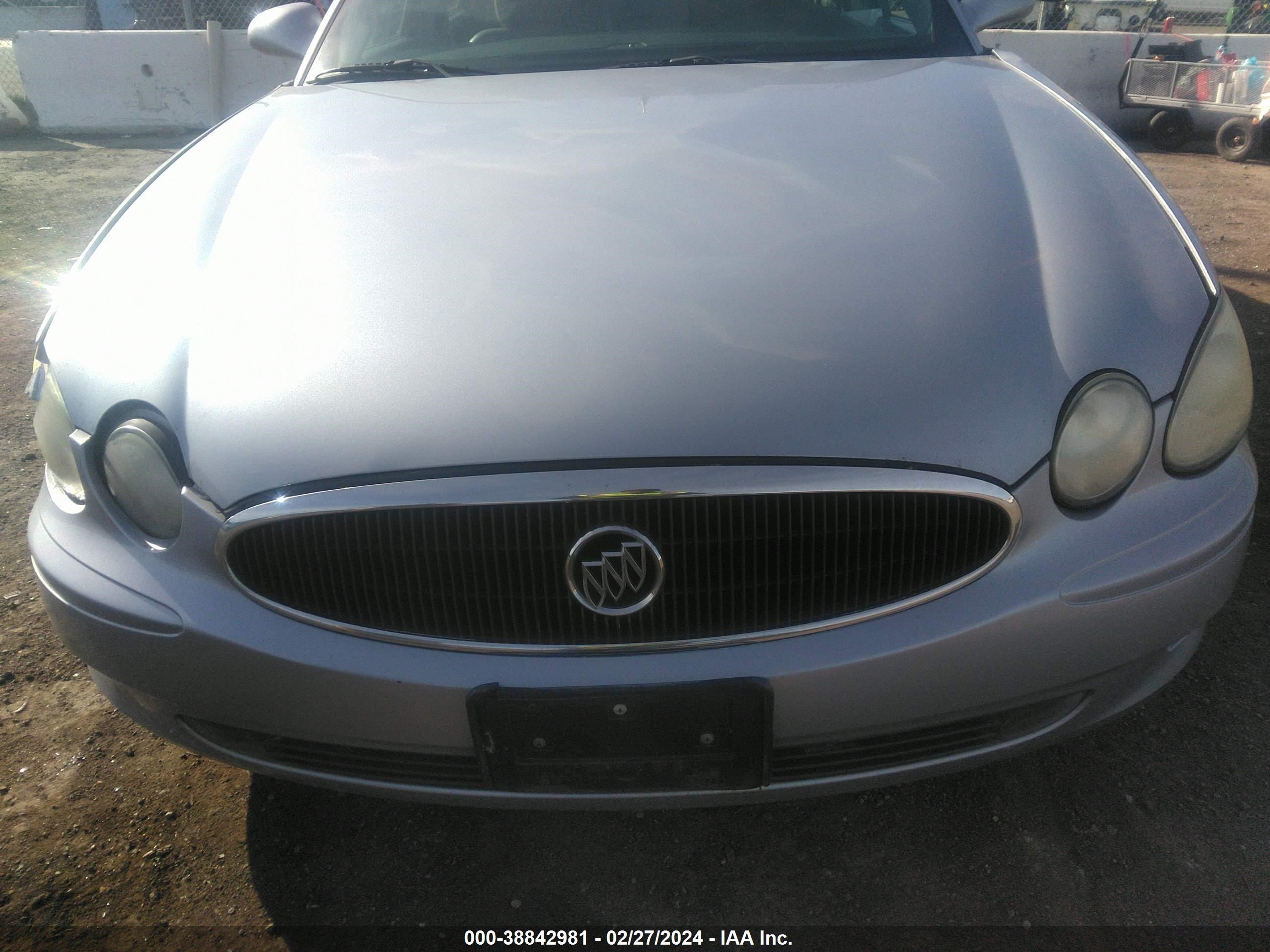 Photo 11 VIN: 2G4WD532651233705 - BUICK LACROSSE 