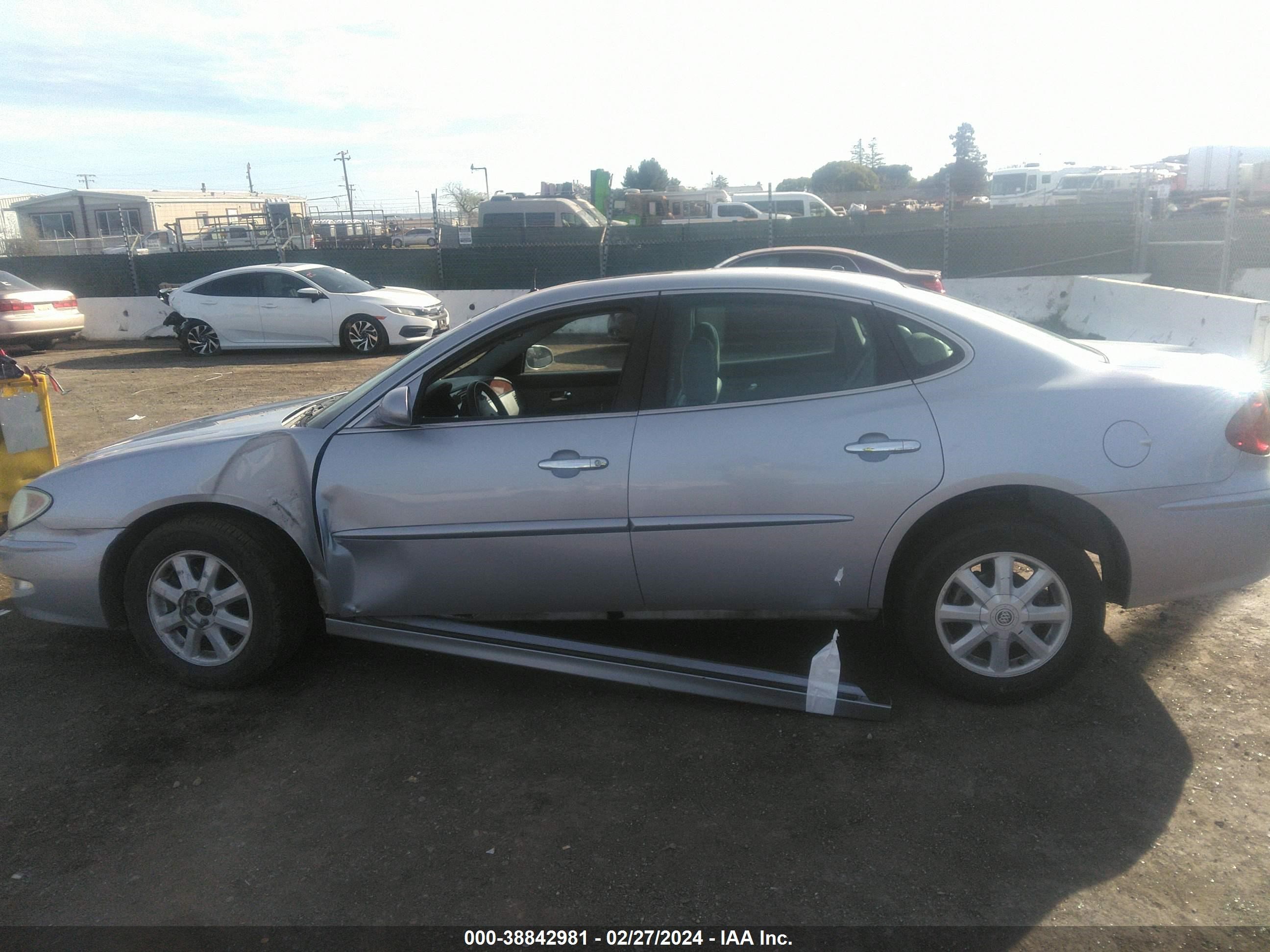 Photo 13 VIN: 2G4WD532651233705 - BUICK LACROSSE 